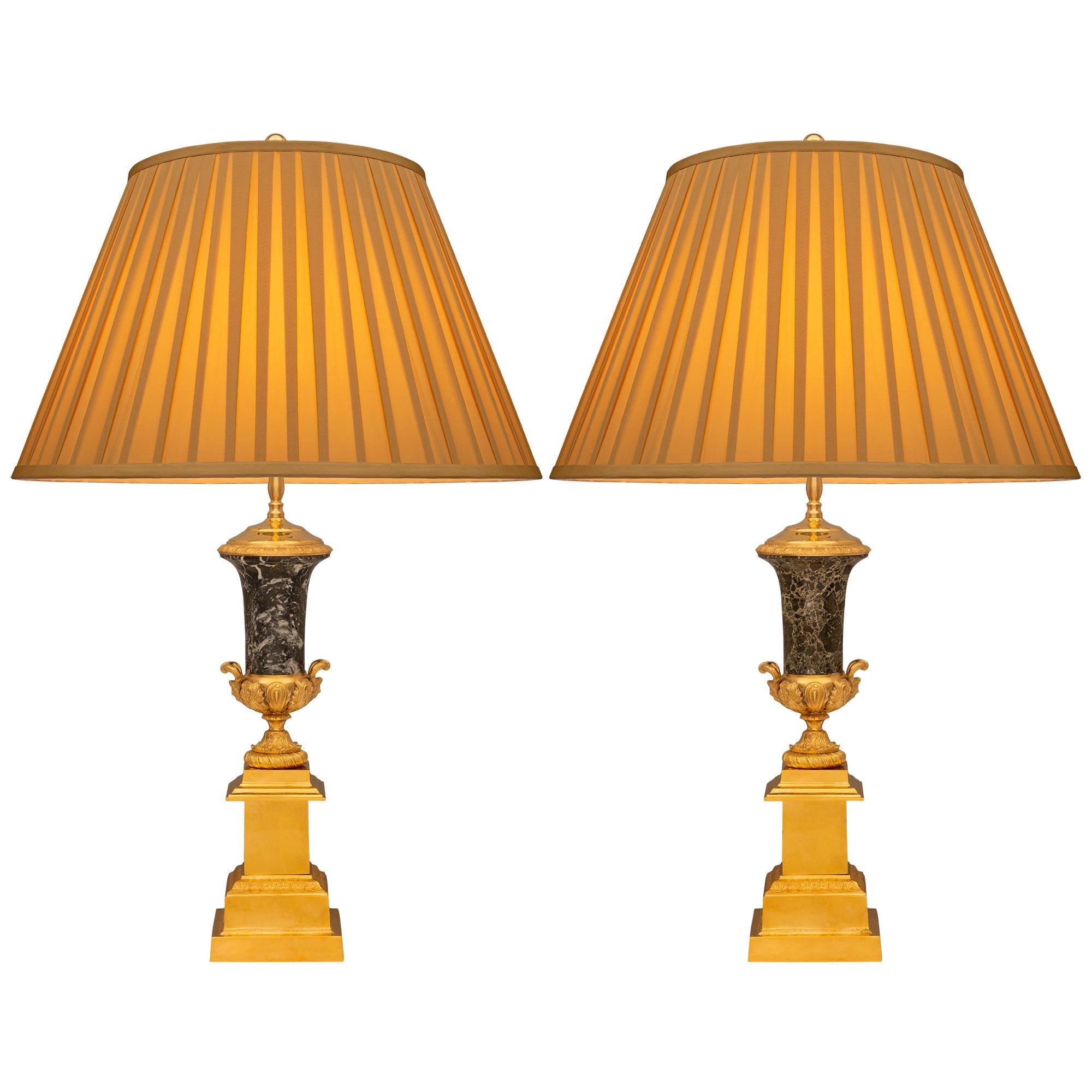 Paar französische Louis-XVI-Lampen aus Goldbronze und Breccia Verde-Marmor aus dem 19. Jahrhundert im Angebot