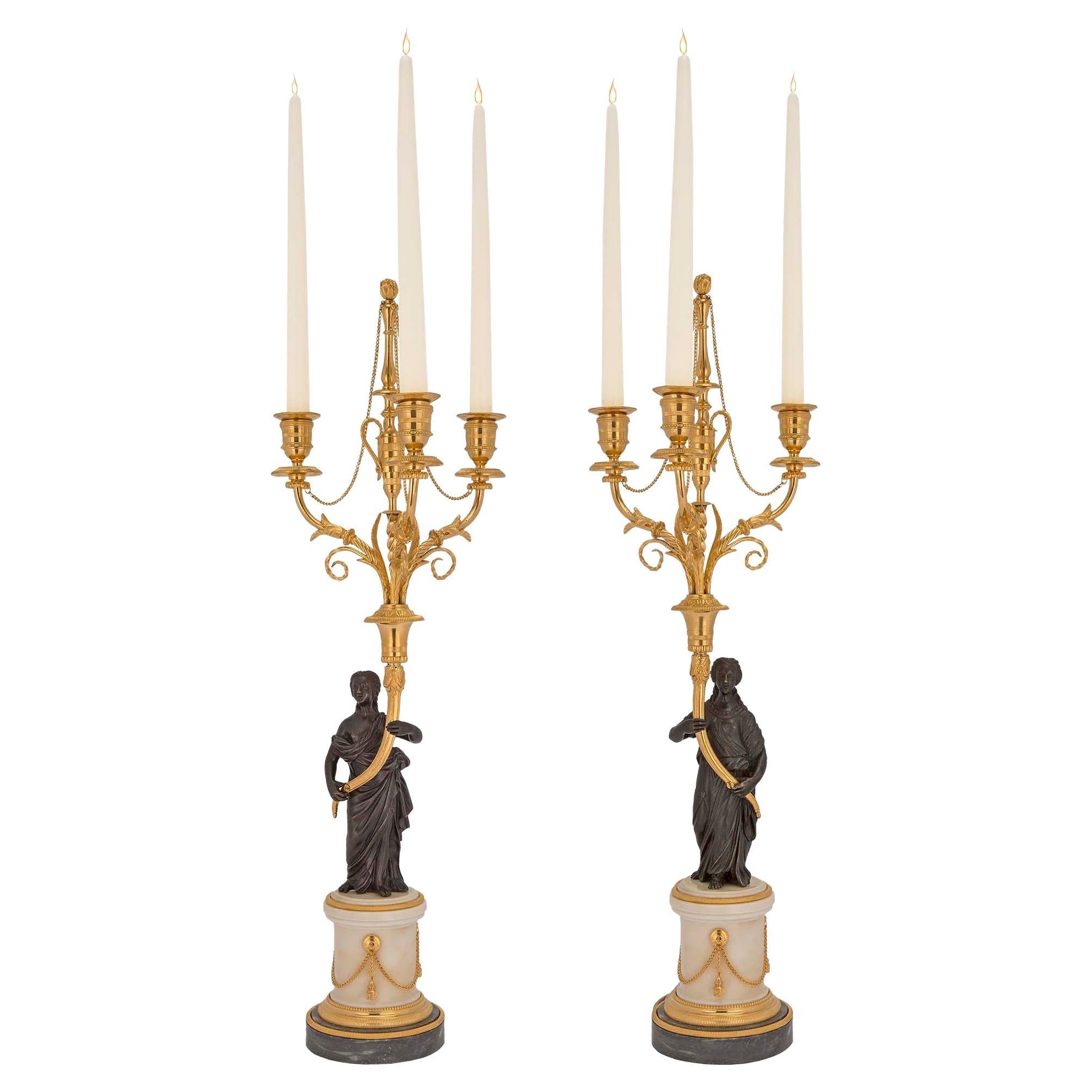 Paire de candélabres Louis XVI du 19ème siècle en bronze et ormolu