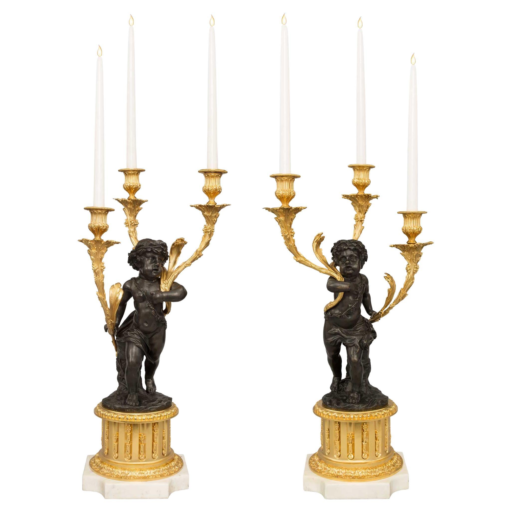 Coppia di candelabri francesi del XIX secolo in stile Luigi XVI con ormolatura e bronzo