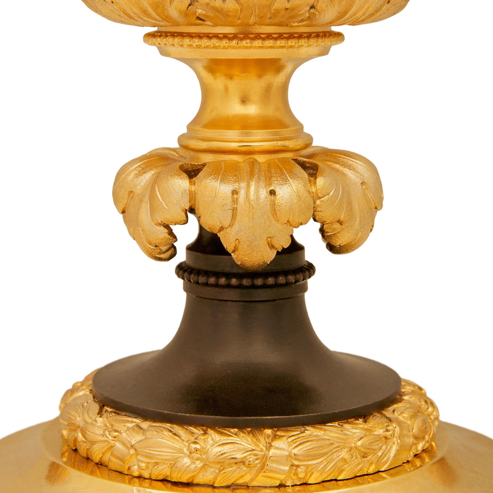 coppia di lampade francesi del XIX secolo in stile Luigi XVI con ormeggio e bronzo in vendita 5
