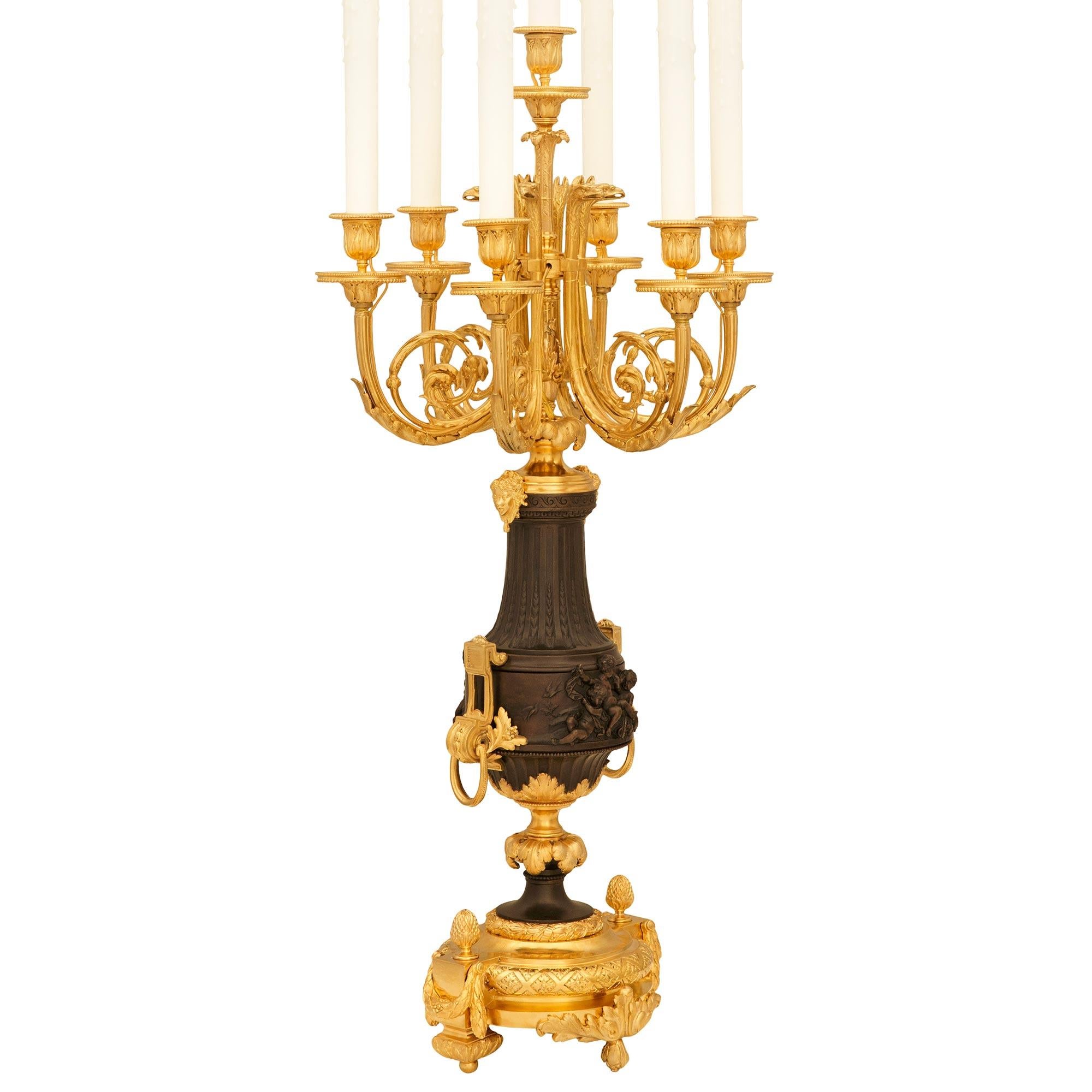 Francese coppia di lampade francesi del XIX secolo in stile Luigi XVI con ormeggio e bronzo in vendita