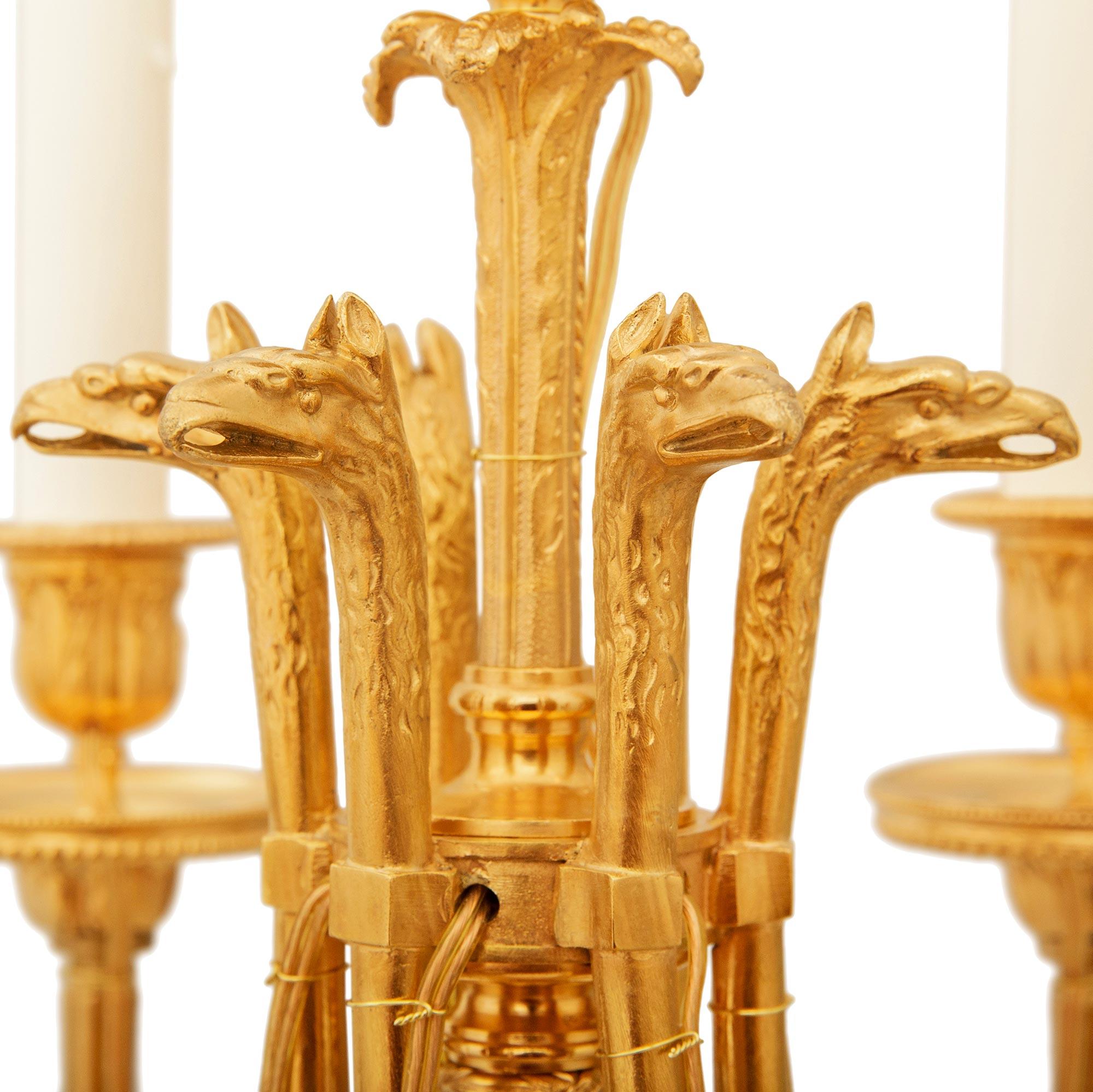 Bronzo coppia di lampade francesi del XIX secolo in stile Luigi XVI con ormeggio e bronzo in vendita