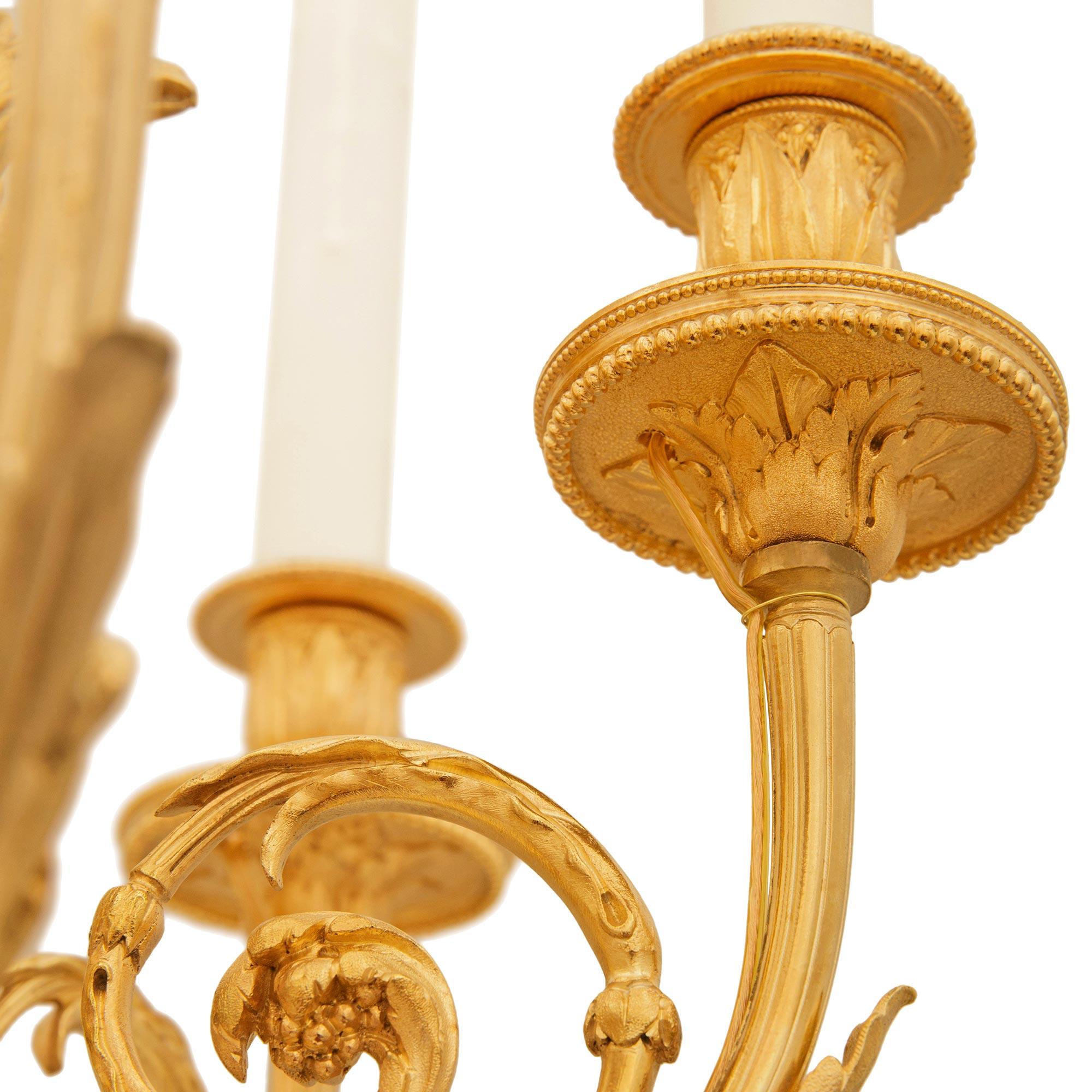 coppia di lampade francesi del XIX secolo in stile Luigi XVI con ormeggio e bronzo in vendita 1