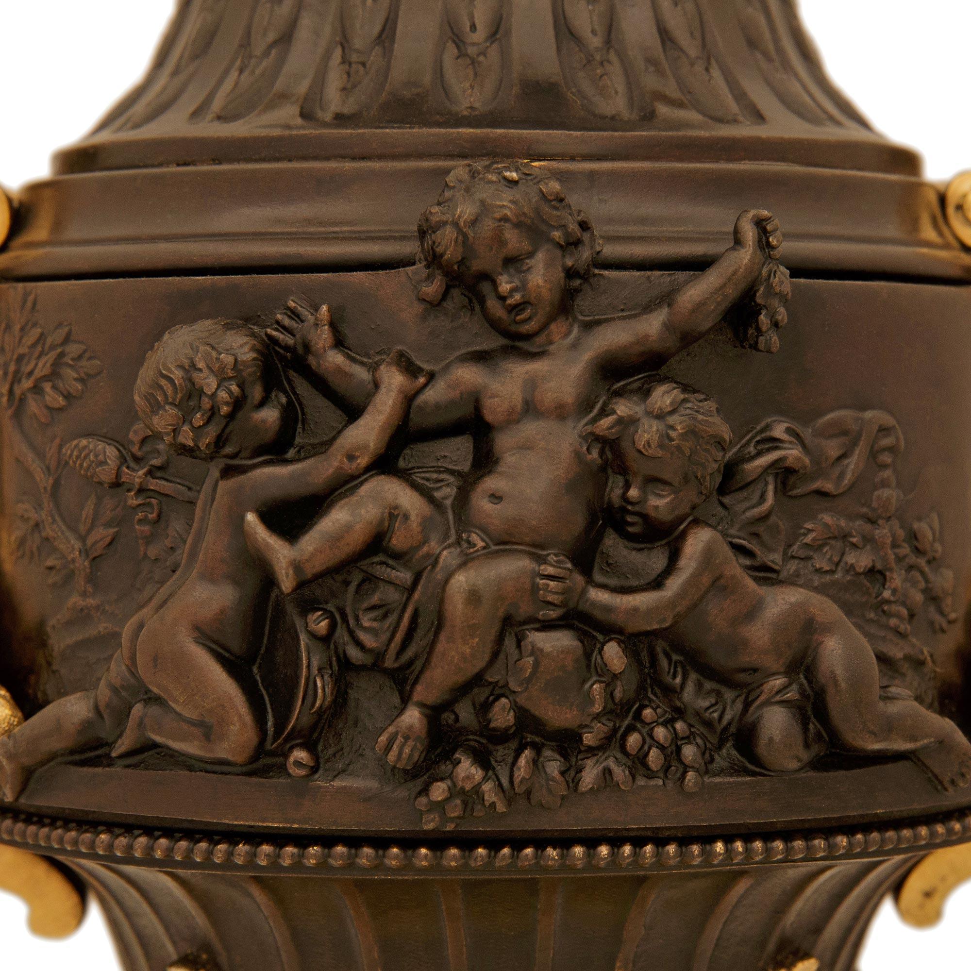 coppia di lampade francesi del XIX secolo in stile Luigi XVI con ormeggio e bronzo in vendita 3