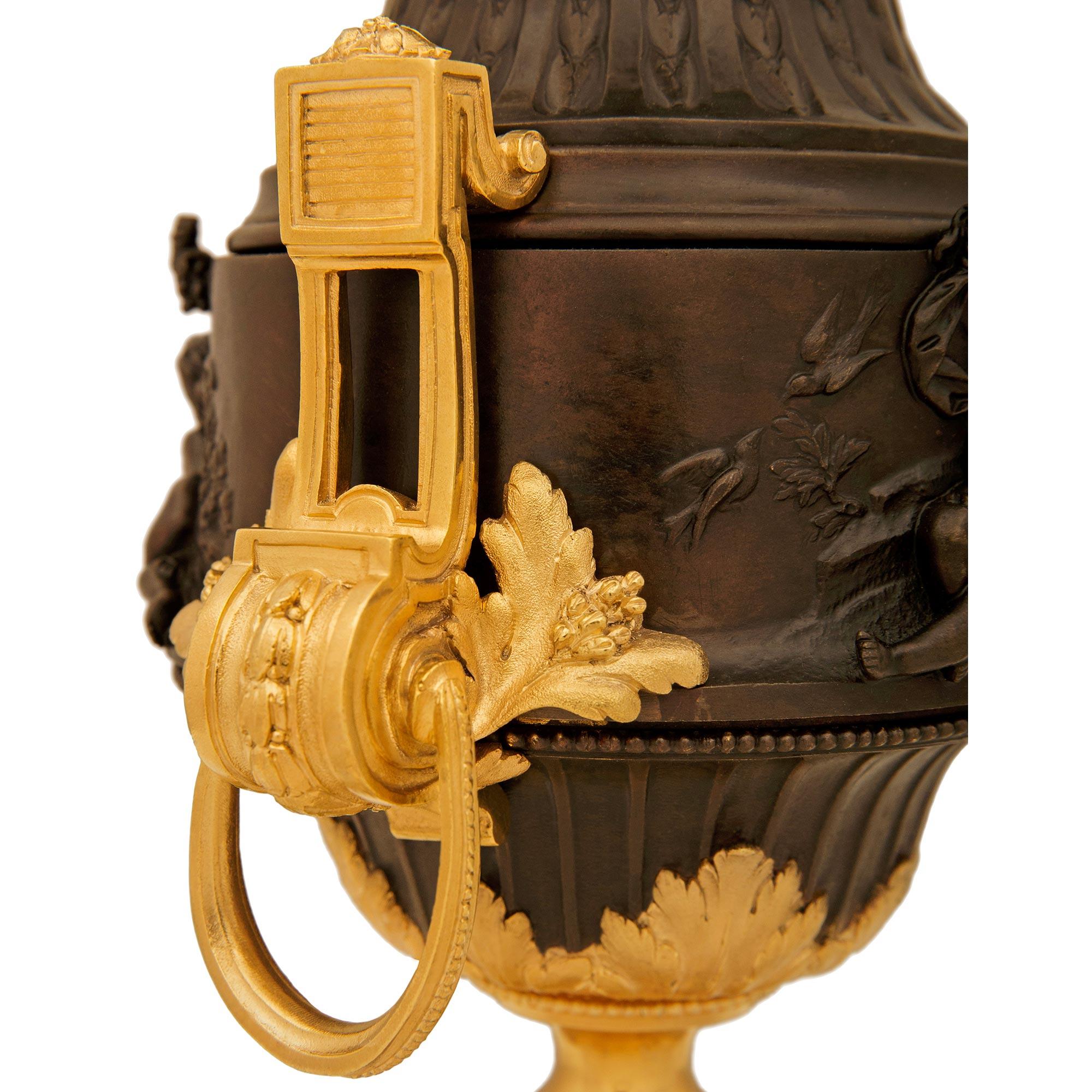 coppia di lampade francesi del XIX secolo in stile Luigi XVI con ormeggio e bronzo in vendita 4