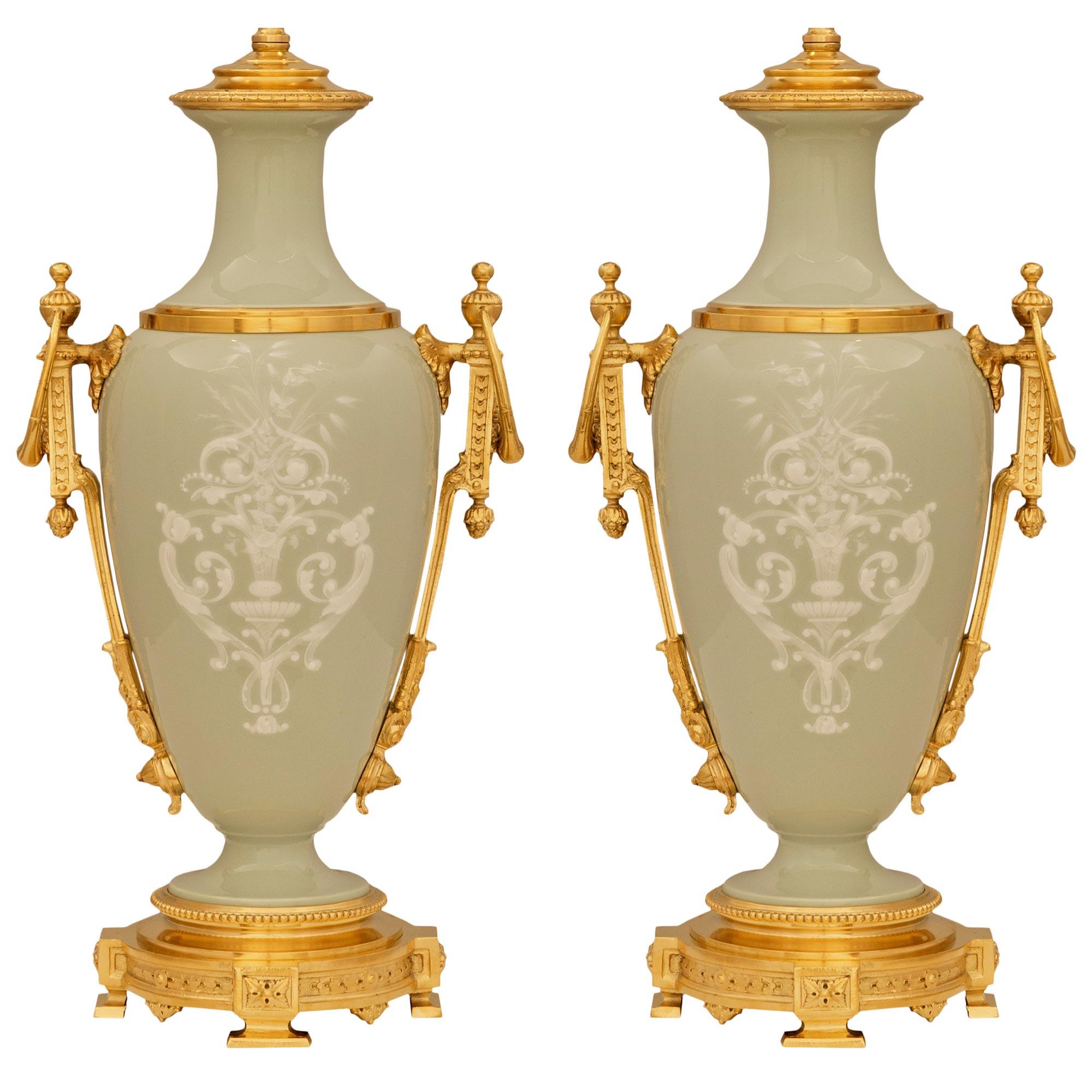 Pareja de lámparas francesas del siglo XIX, estilo Luis XVI, de ormolu y porcelana celadón en venta 5