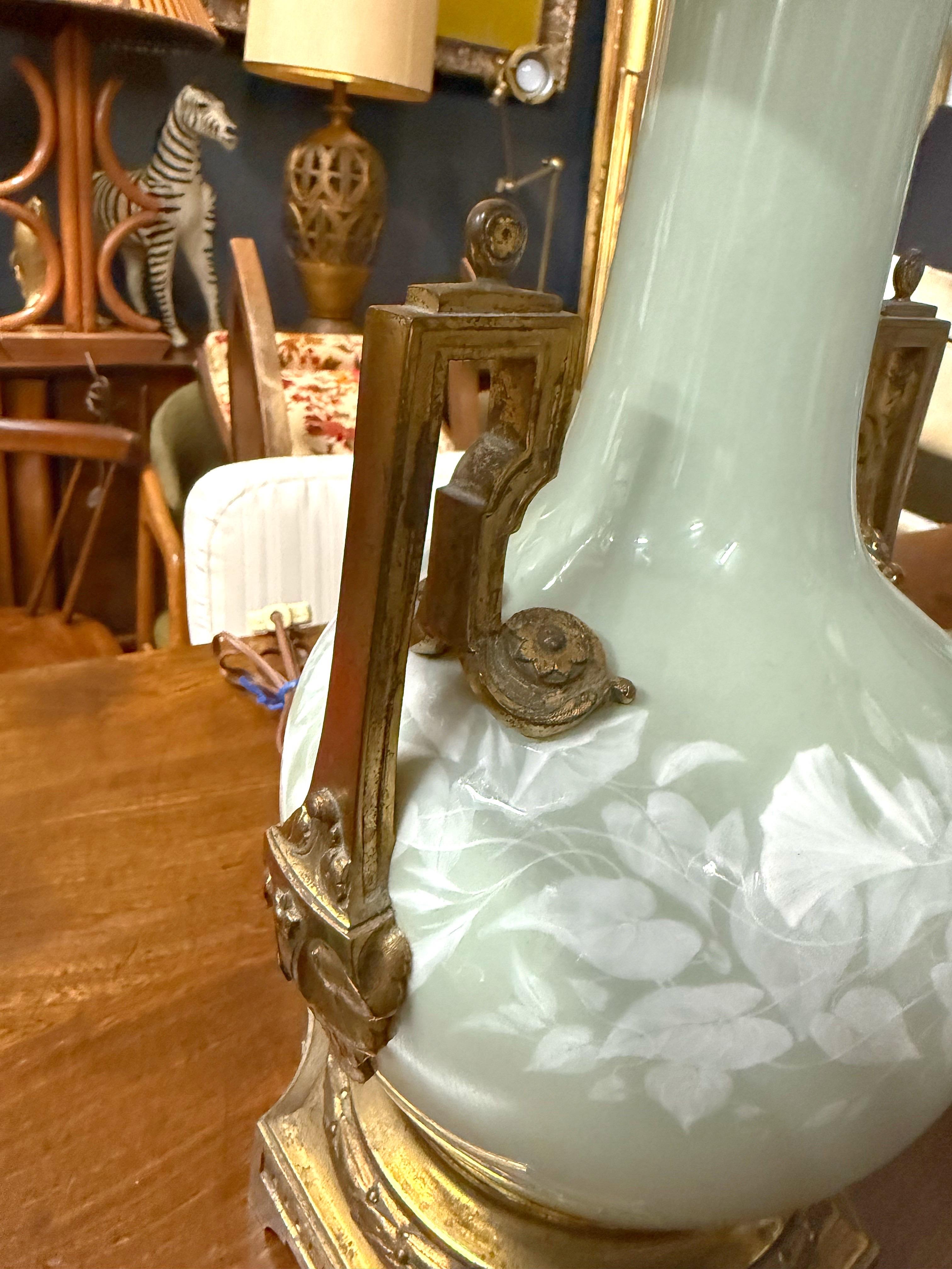 Una coppia di lampade in porcellana ormolu e celadon di alta qualità ed estremamente eleganti del XIX secolo. Ogni lampada pâte sur pâte è sollevata da un'eccezionale base in ormolu con piedi a blocco, raffinate rosette e deliziosi disegni