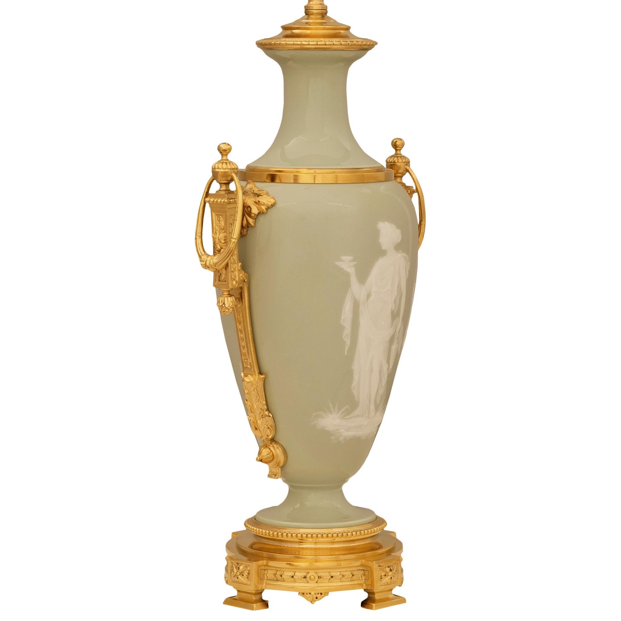 Pareja de lámparas francesas del siglo XIX, estilo Luis XVI, de ormolu y porcelana celadón Francés en venta