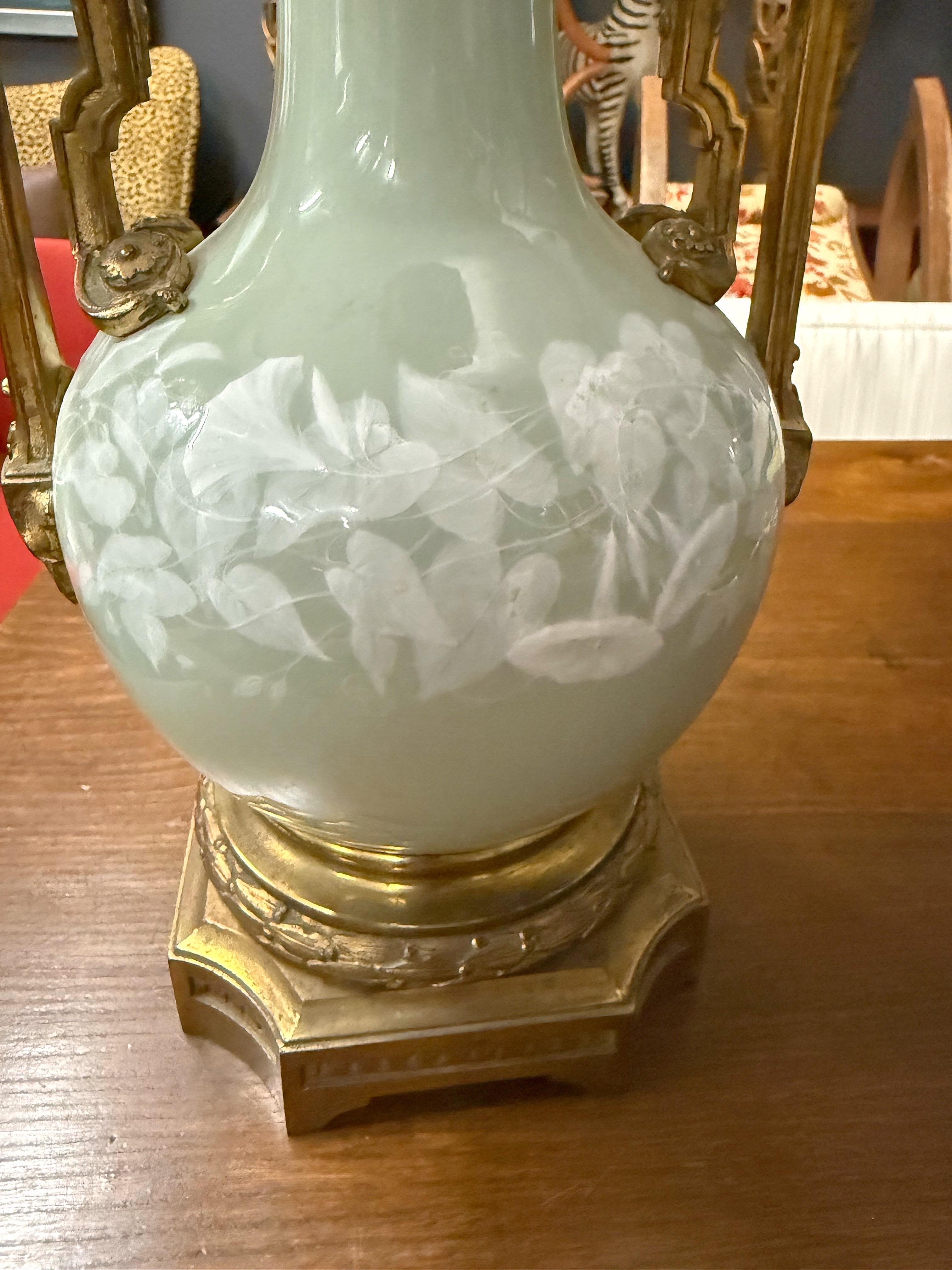 Dorato Coppia di lampade francesi del XIX secolo in porcellana ormolu e celadon di stile Luigi XVI in vendita