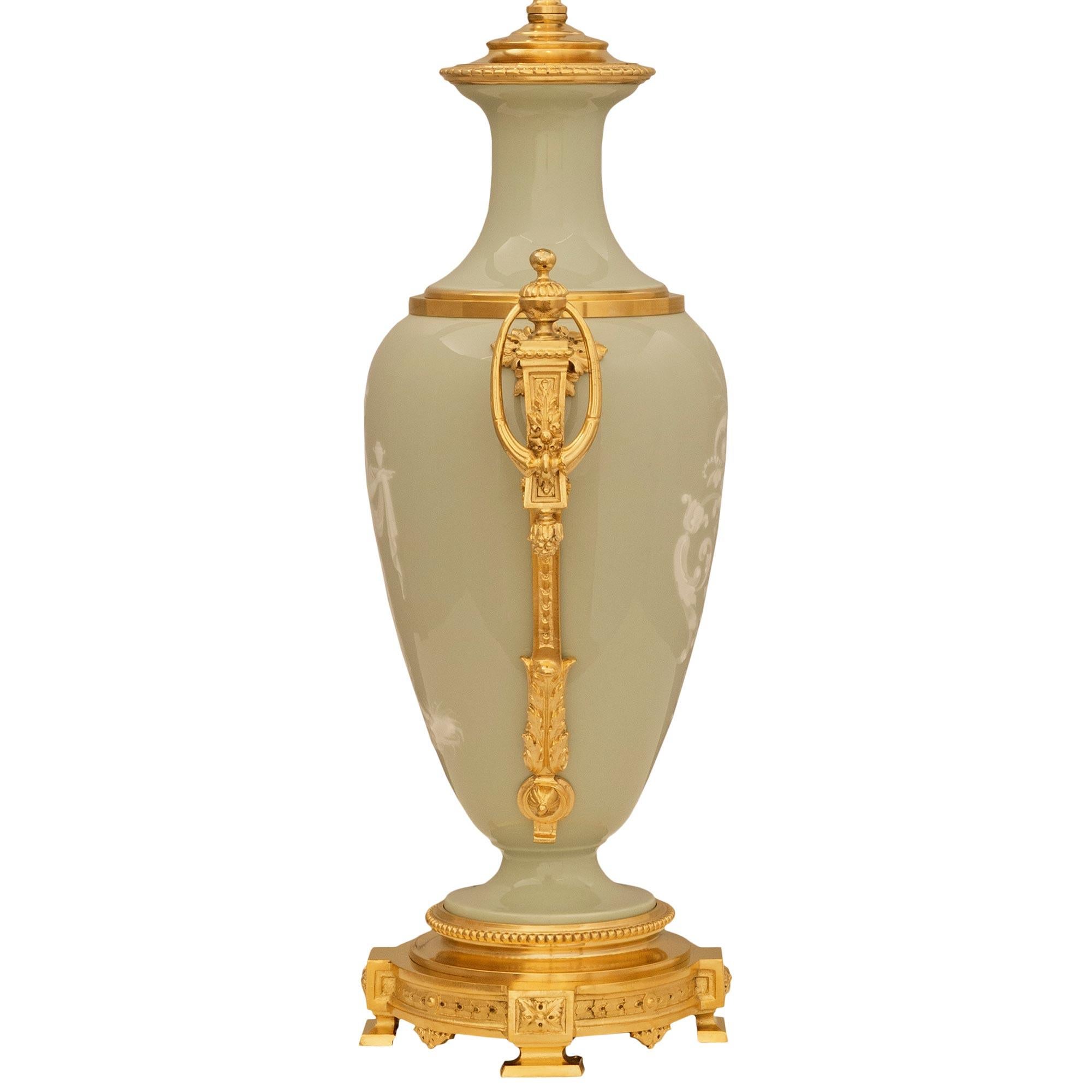 Pareja de lámparas francesas del siglo XIX, estilo Luis XVI, de ormolu y porcelana celadón en Bueno estado para la venta en West Palm Beach, FL