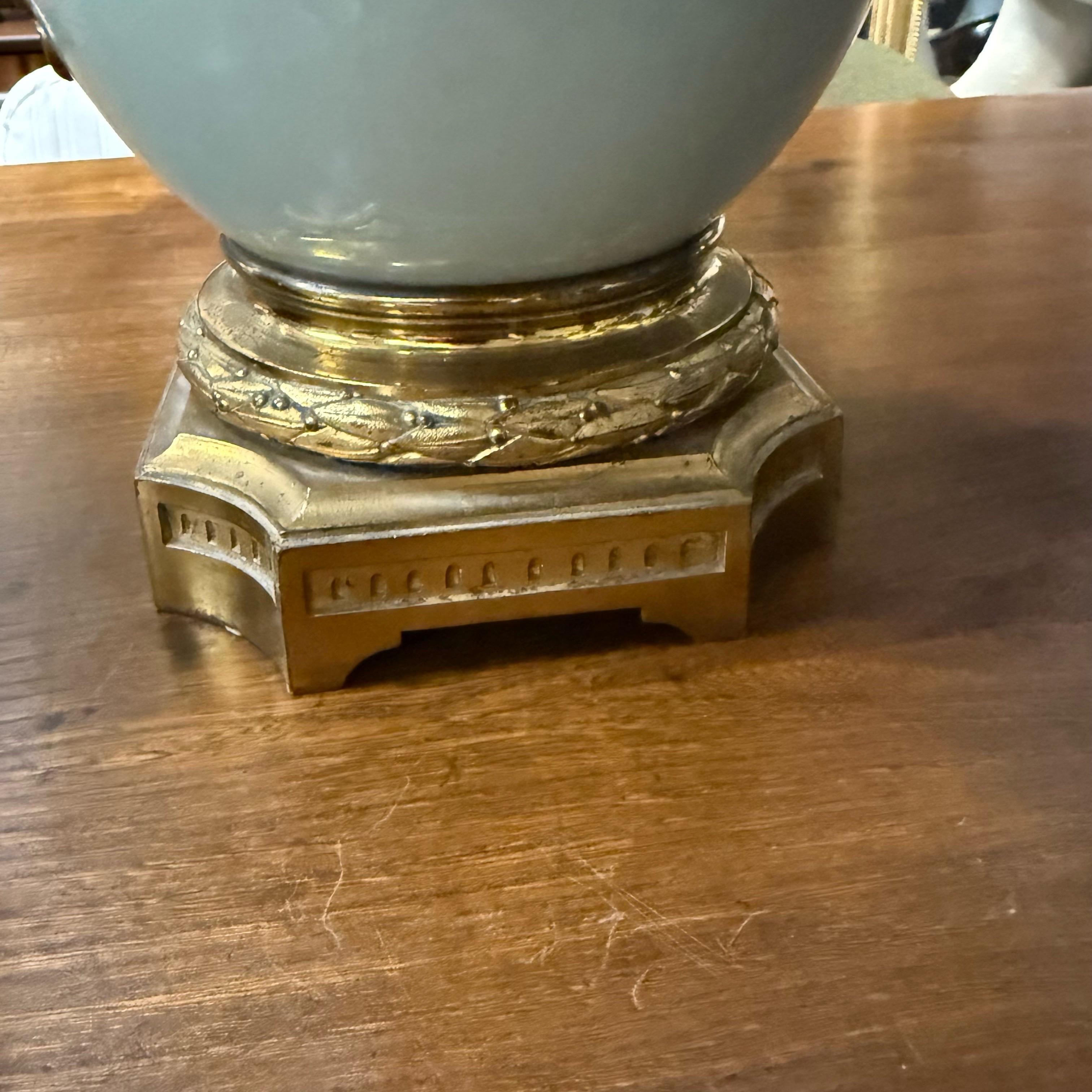 Coppia di lampade francesi del XIX secolo in porcellana ormolu e celadon di stile Luigi XVI In condizioni buone in vendita a Charleston, SC