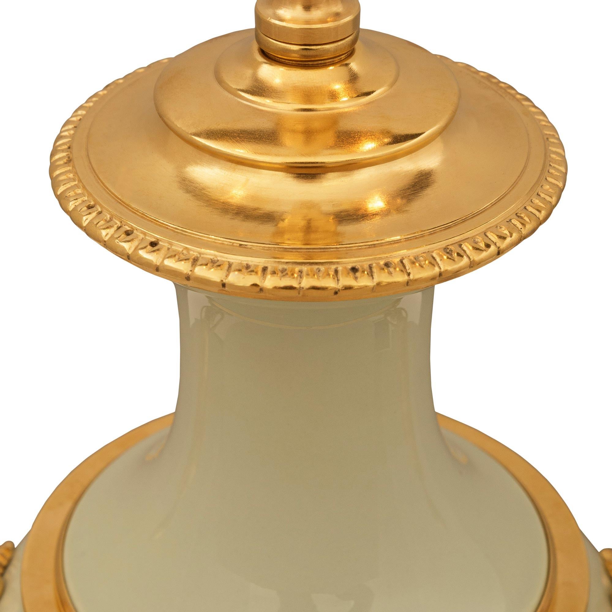 Pareja de lámparas francesas del siglo XIX, estilo Luis XVI, de ormolu y porcelana celadón Porcelana en venta