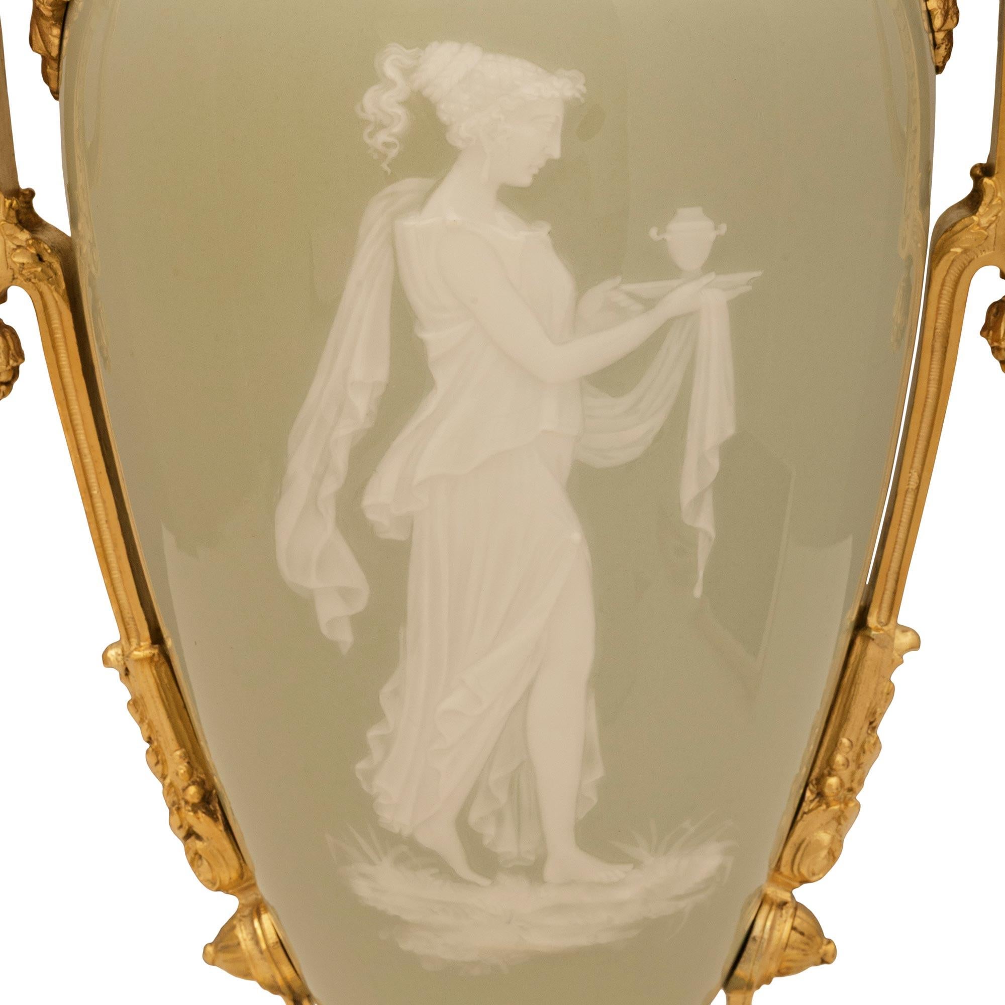 Pareja de lámparas francesas del siglo XIX, estilo Luis XVI, de ormolu y porcelana celadón en venta 1