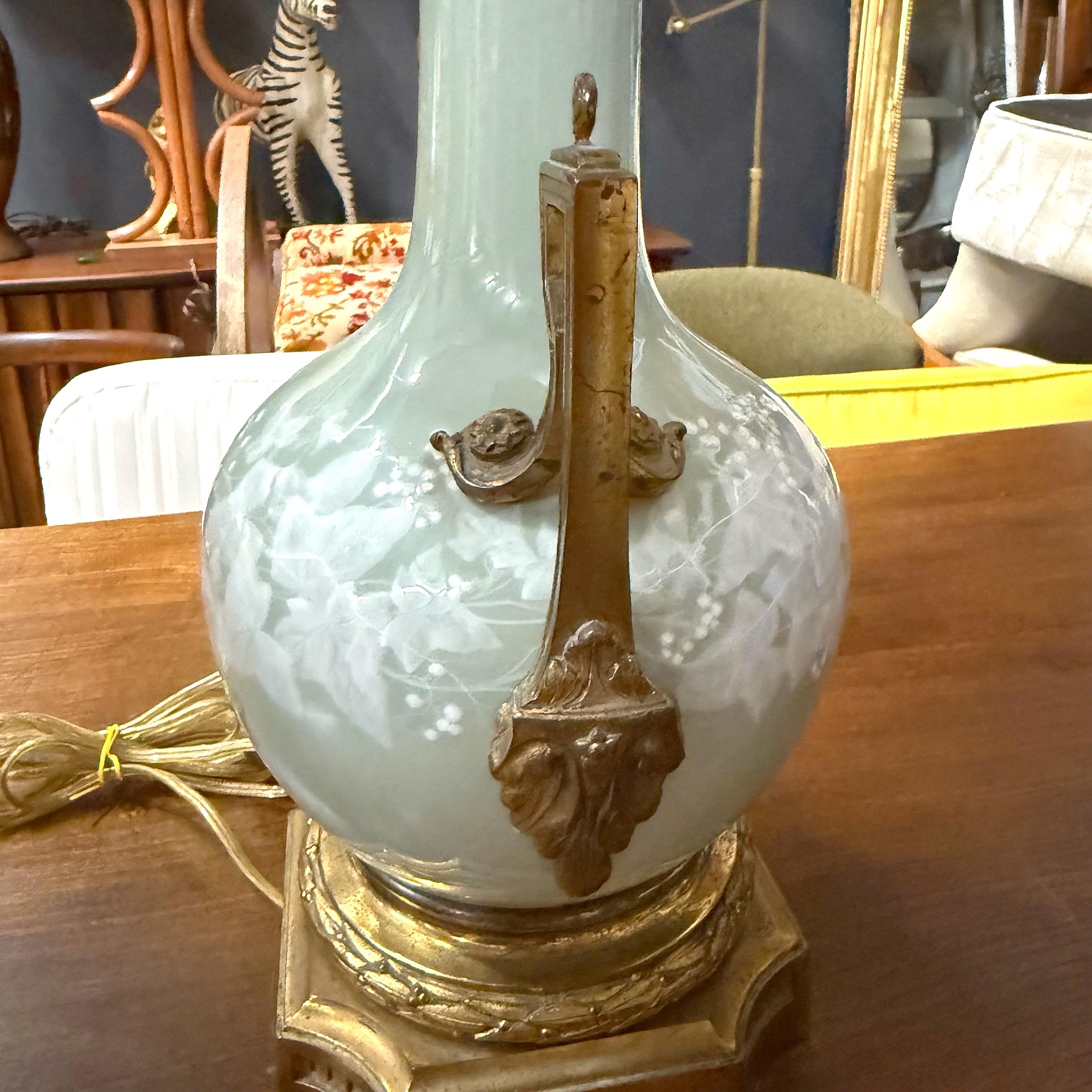 Coppia di lampade francesi del XIX secolo in porcellana ormolu e celadon di stile Luigi XVI in vendita 1