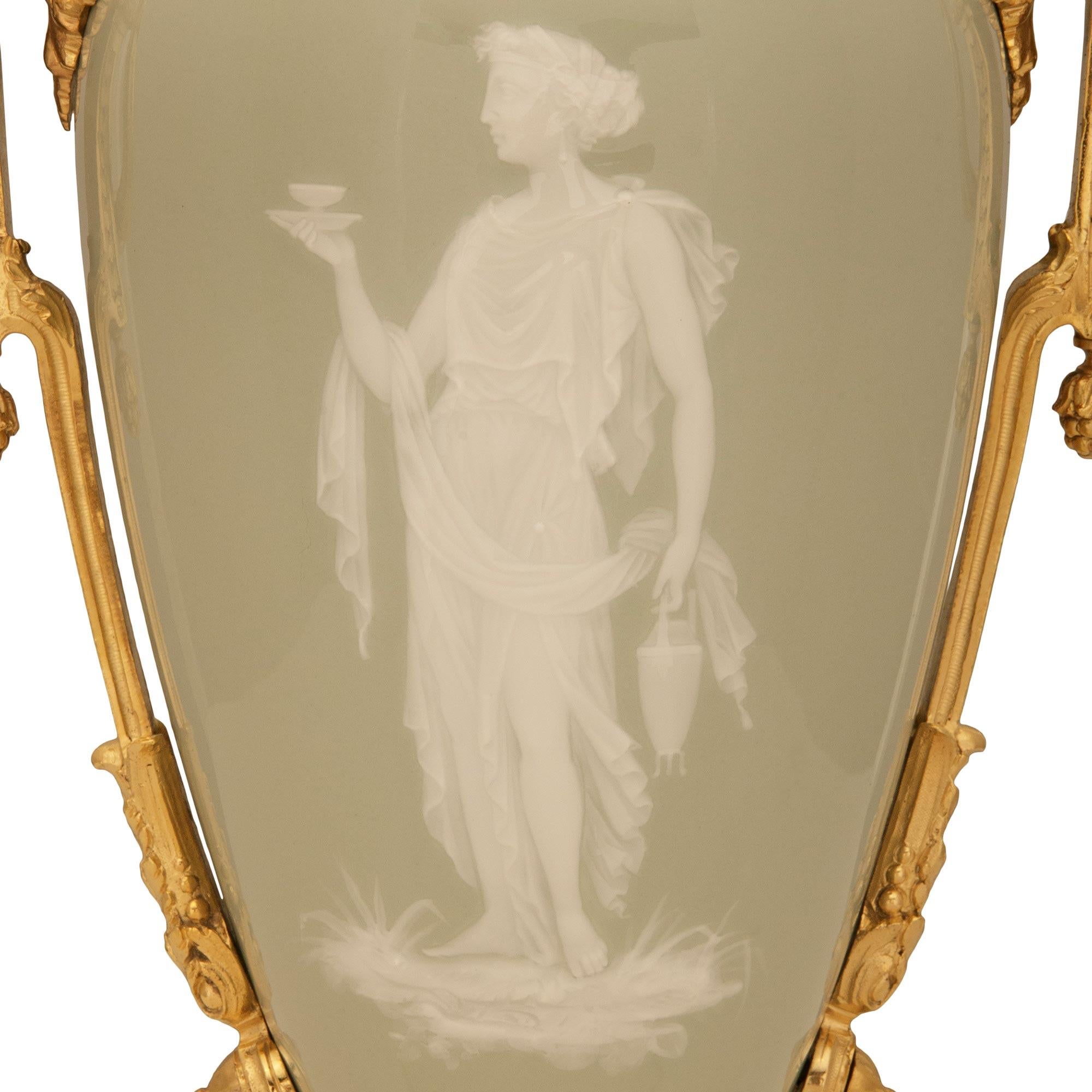 Pareja de lámparas francesas del siglo XIX, estilo Luis XVI, de ormolu y porcelana celadón en venta 2