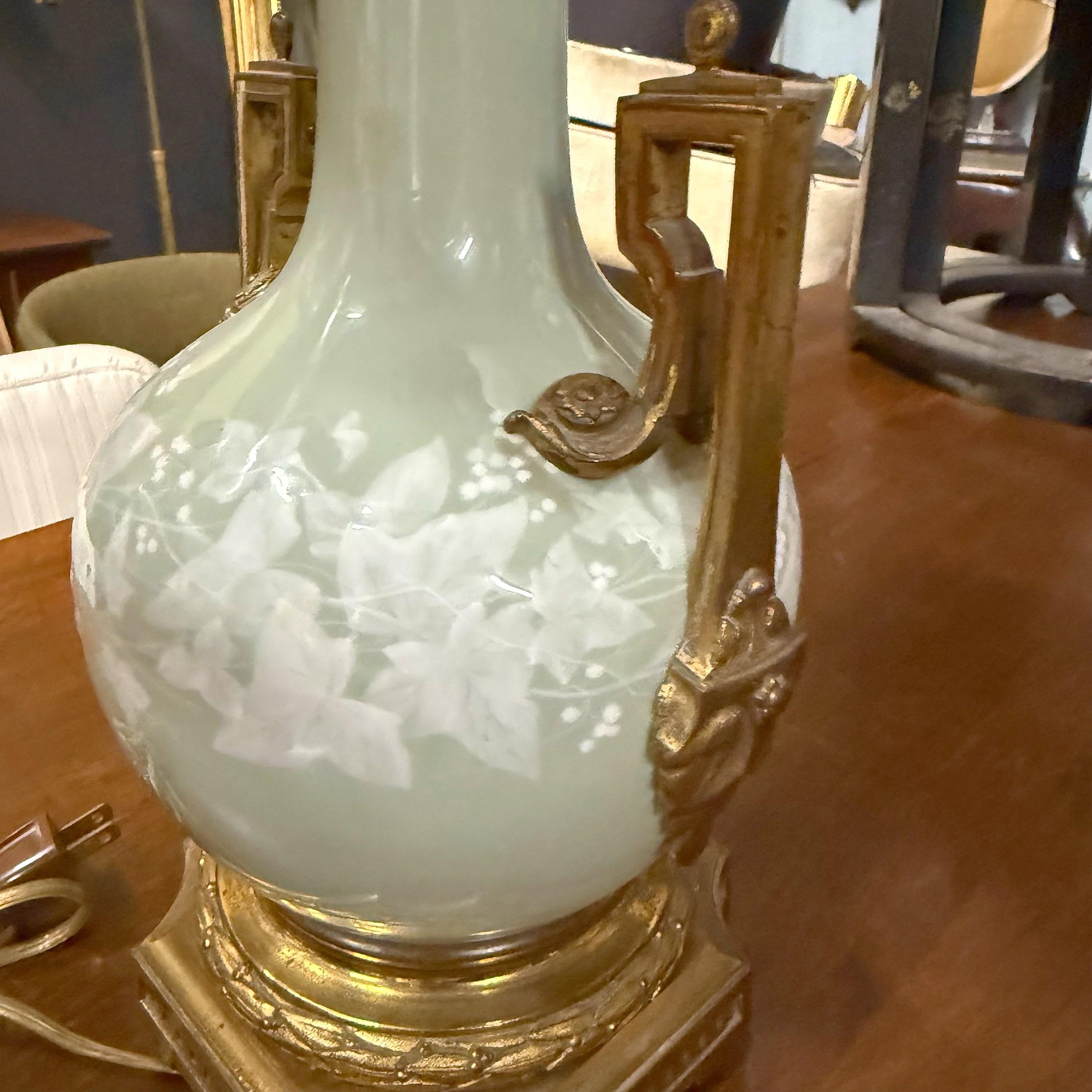 Coppia di lampade francesi del XIX secolo in porcellana ormolu e celadon di stile Luigi XVI in vendita 2