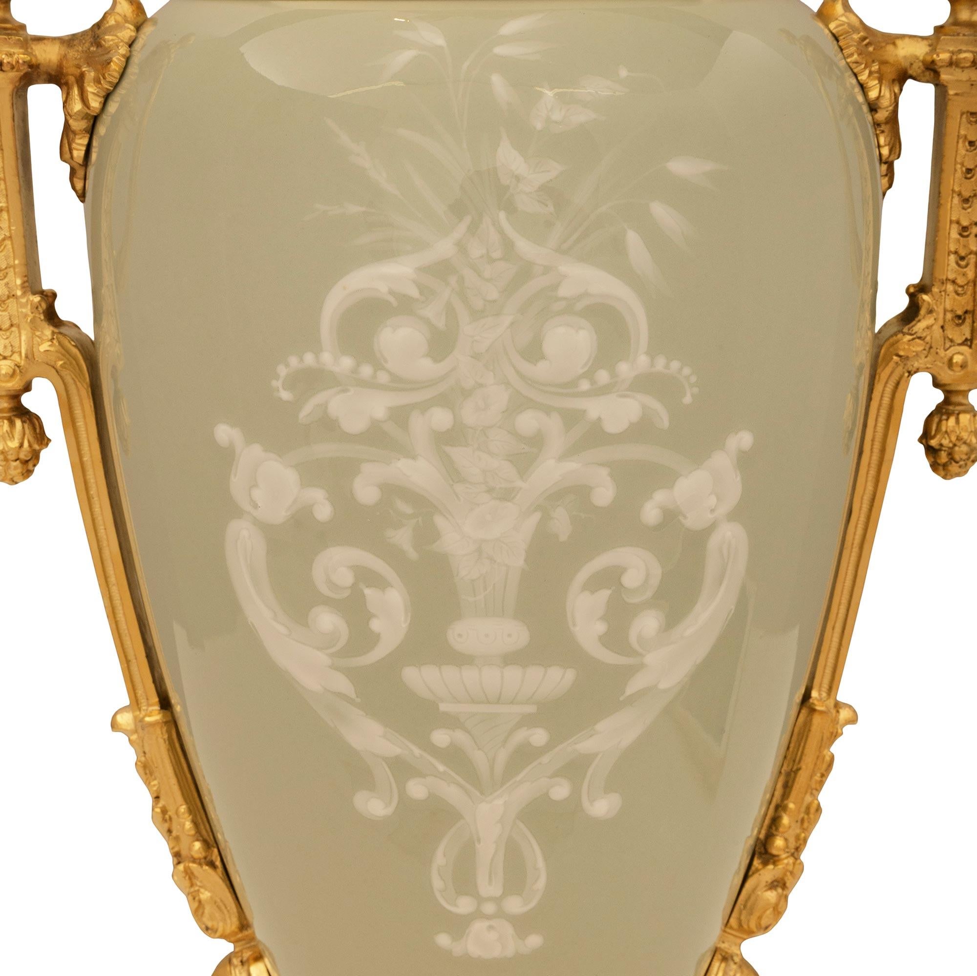 Pareja de lámparas francesas del siglo XIX, estilo Luis XVI, de ormolu y porcelana celadón en venta 3