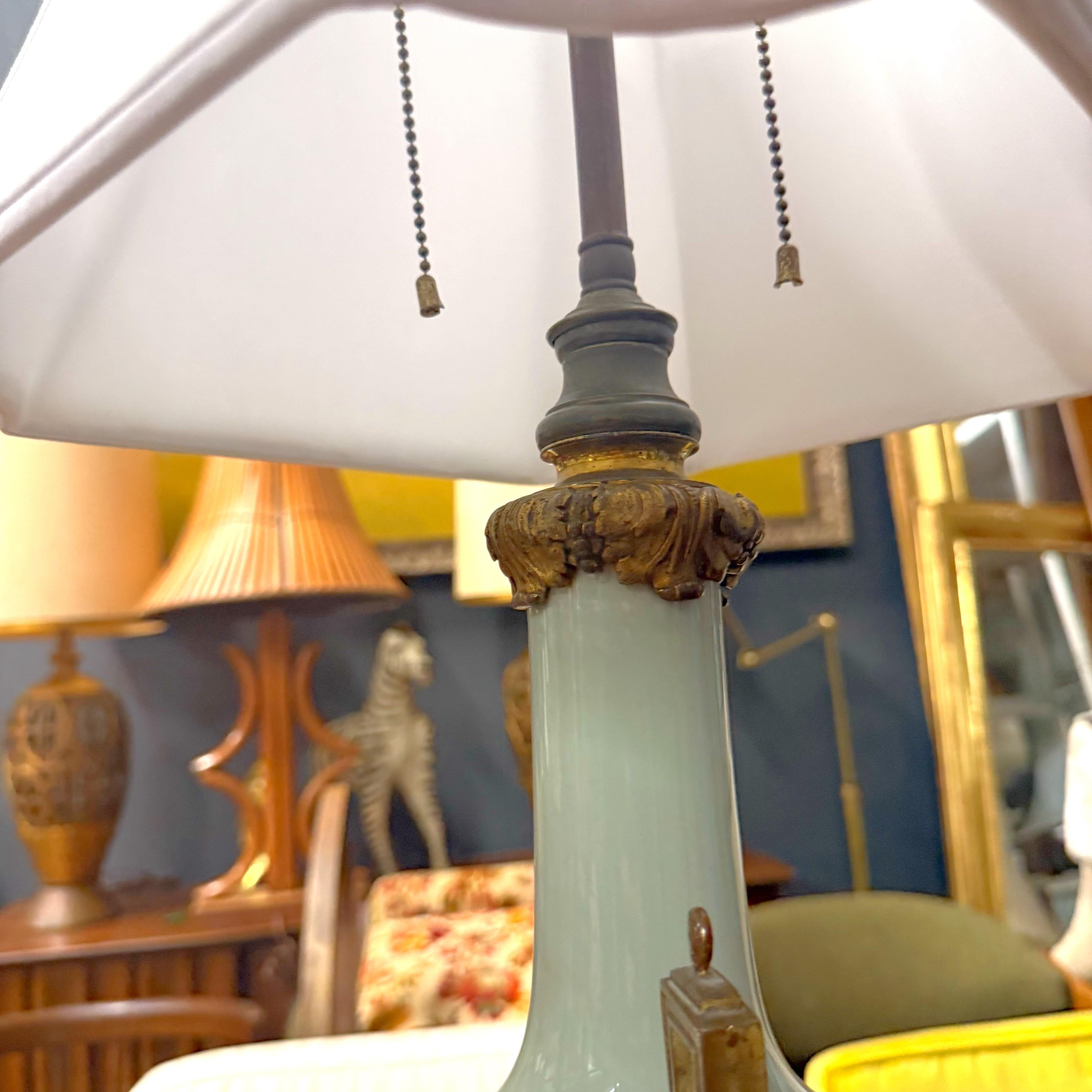 Coppia di lampade francesi del XIX secolo in porcellana ormolu e celadon di stile Luigi XVI in vendita 3