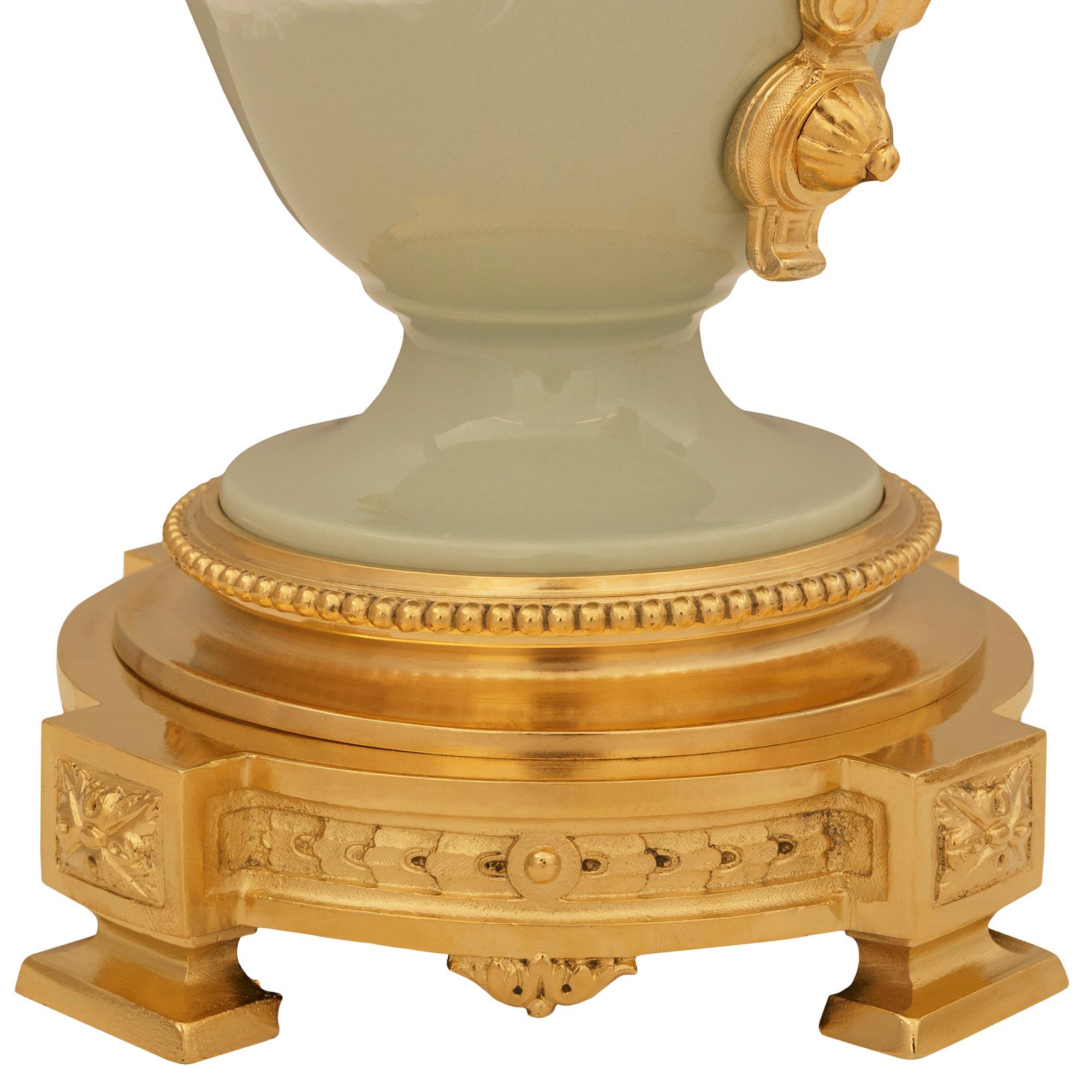 Pareja de lámparas francesas del siglo XIX, estilo Luis XVI, de ormolu y porcelana celadón en venta 4