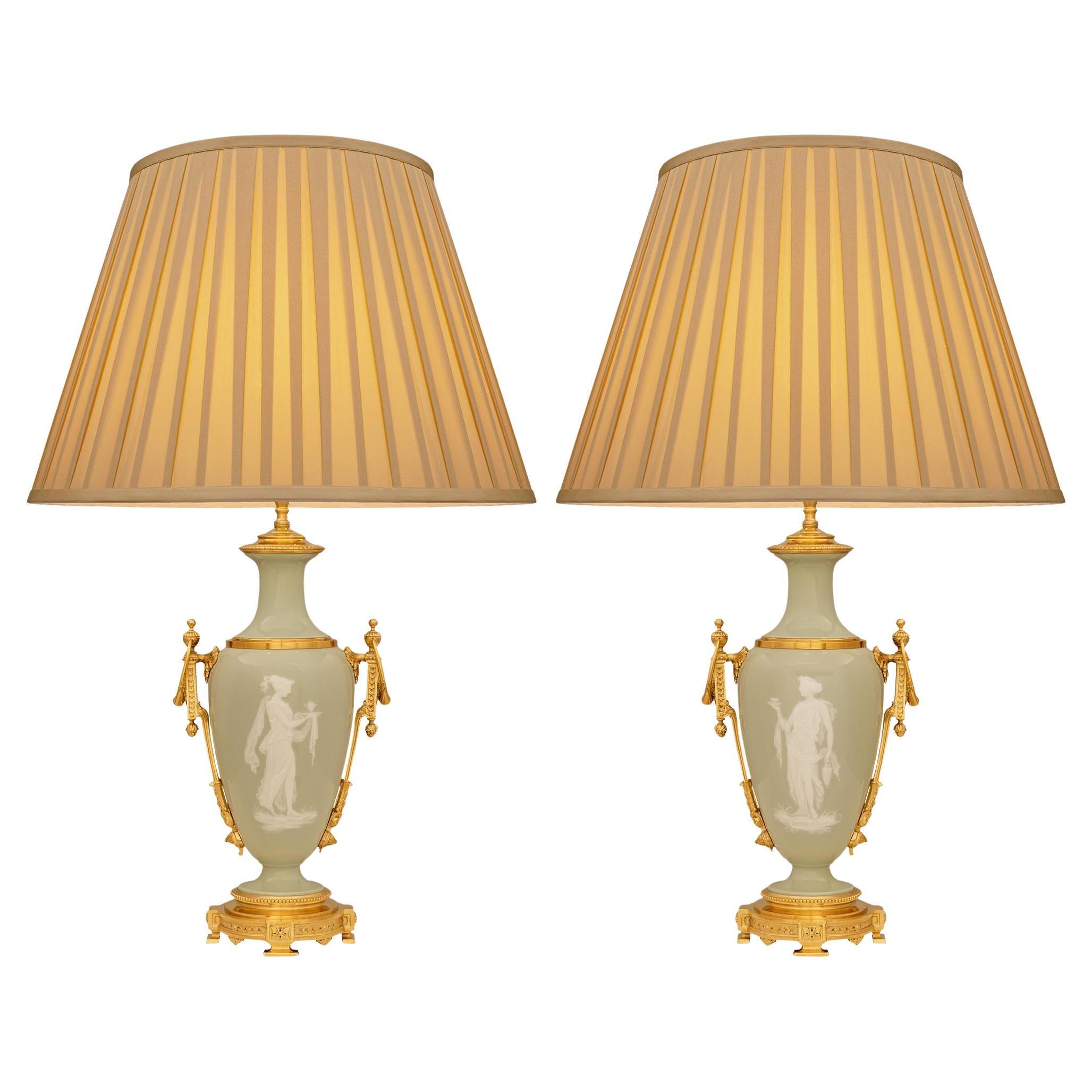 Paire de lampes françaises du 19ème siècle de style Louis XVI en bronze doré et porcelaine céladon