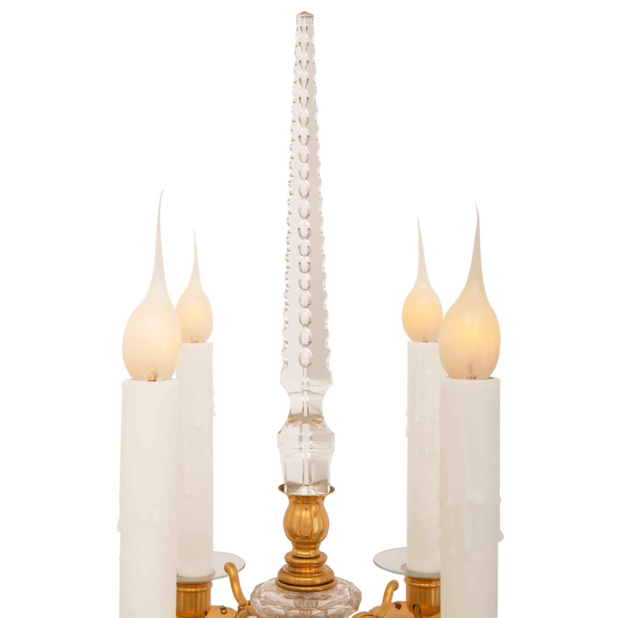 Français Paire de candélabres de style Louis XVI du 19ème siècle en bronze doré et cristal en vente
