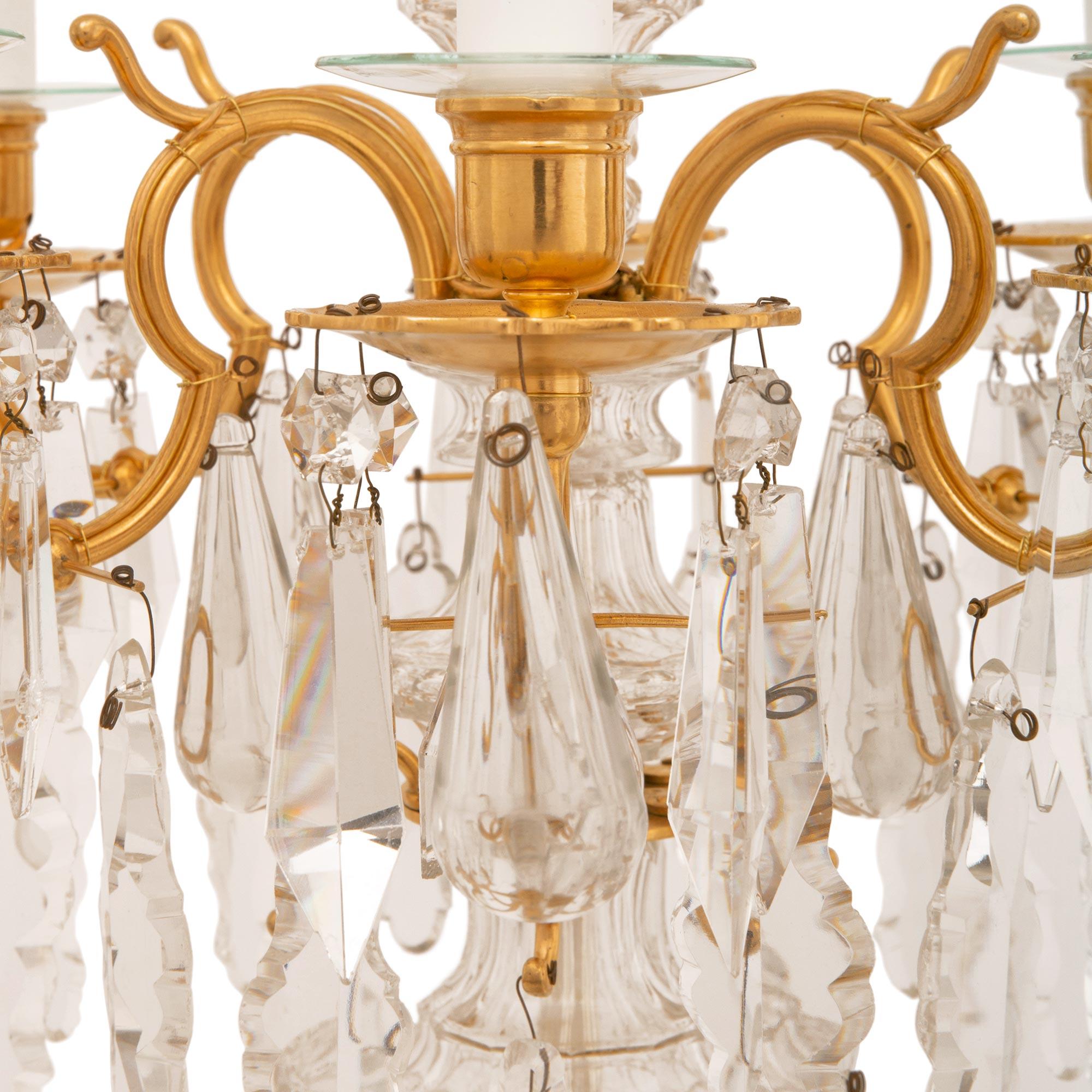 Paire de candélabres de style Louis XVI du 19ème siècle en bronze doré et cristal Bon état - En vente à West Palm Beach, FL