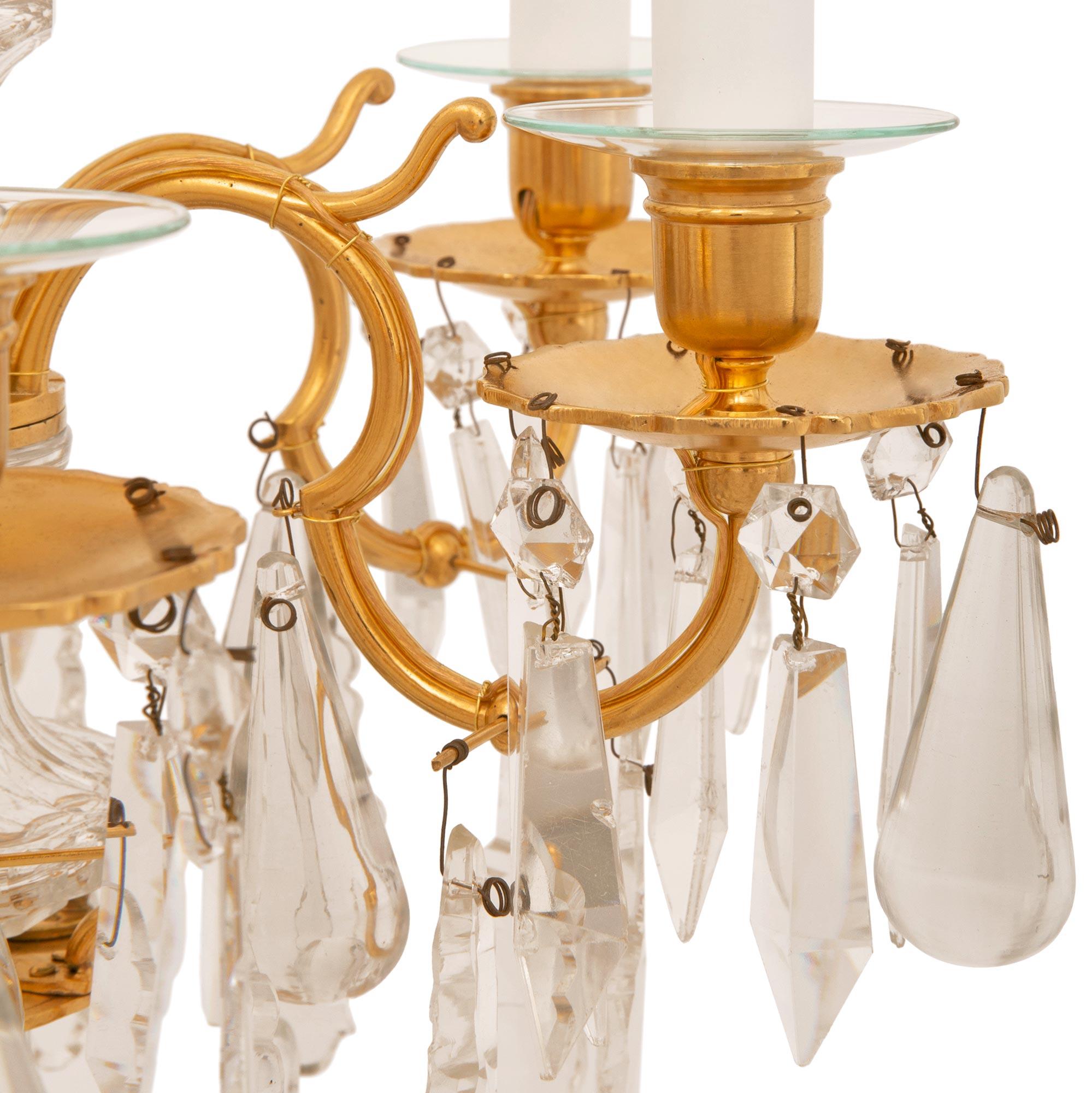 XIXe siècle Paire de candélabres de style Louis XVI du 19ème siècle en bronze doré et cristal en vente