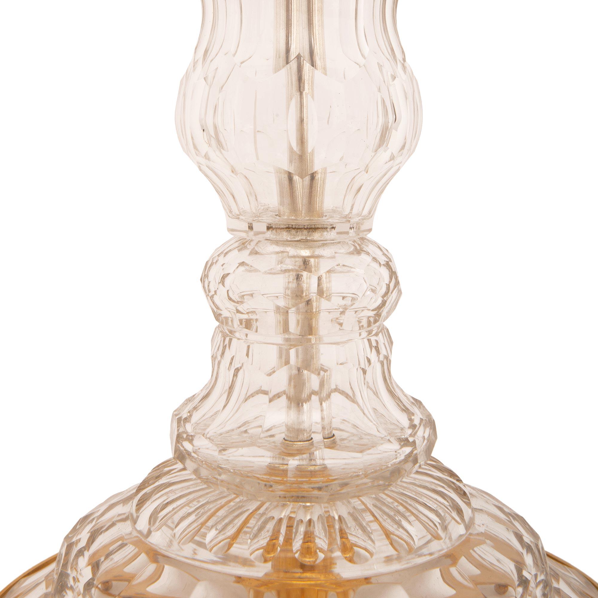 Cristal Paire de candélabres de style Louis XVI du 19ème siècle en bronze doré et cristal en vente
