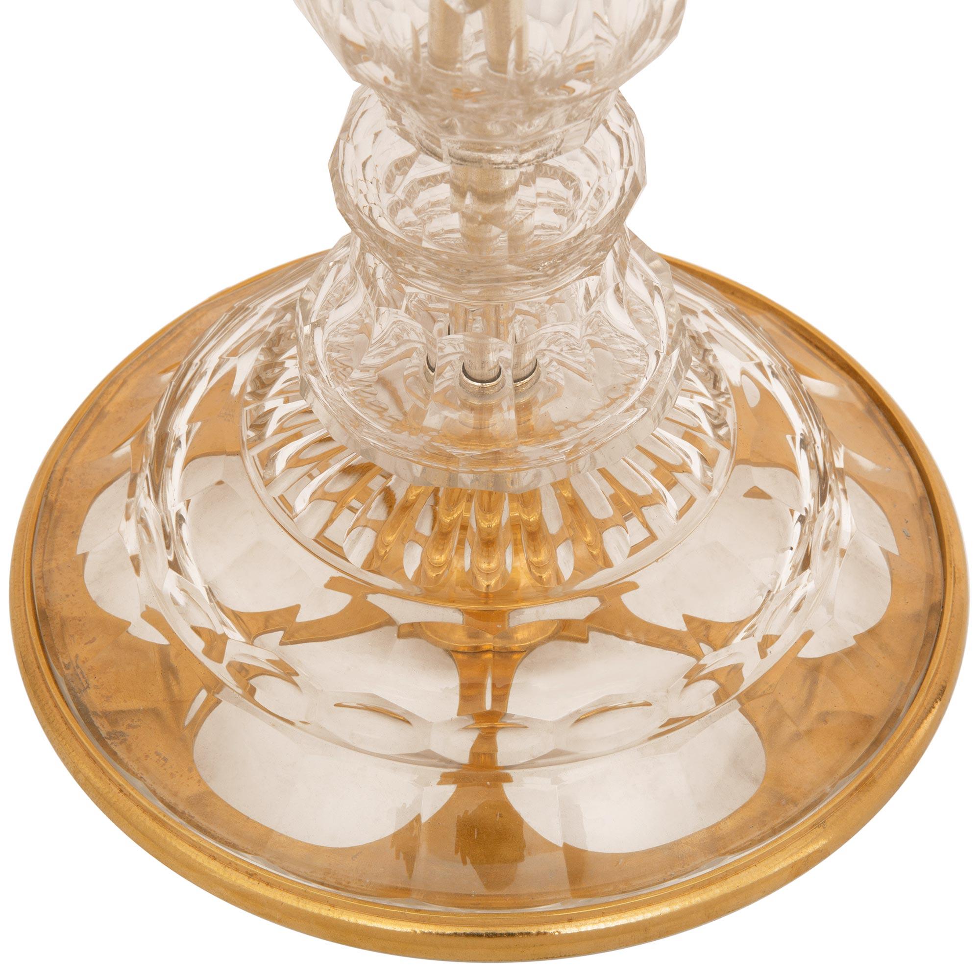 Paar französische Louis-XVI-Kandelaber aus Goldbronze und Kristall aus dem 19. Jahrhundert im Angebot 2