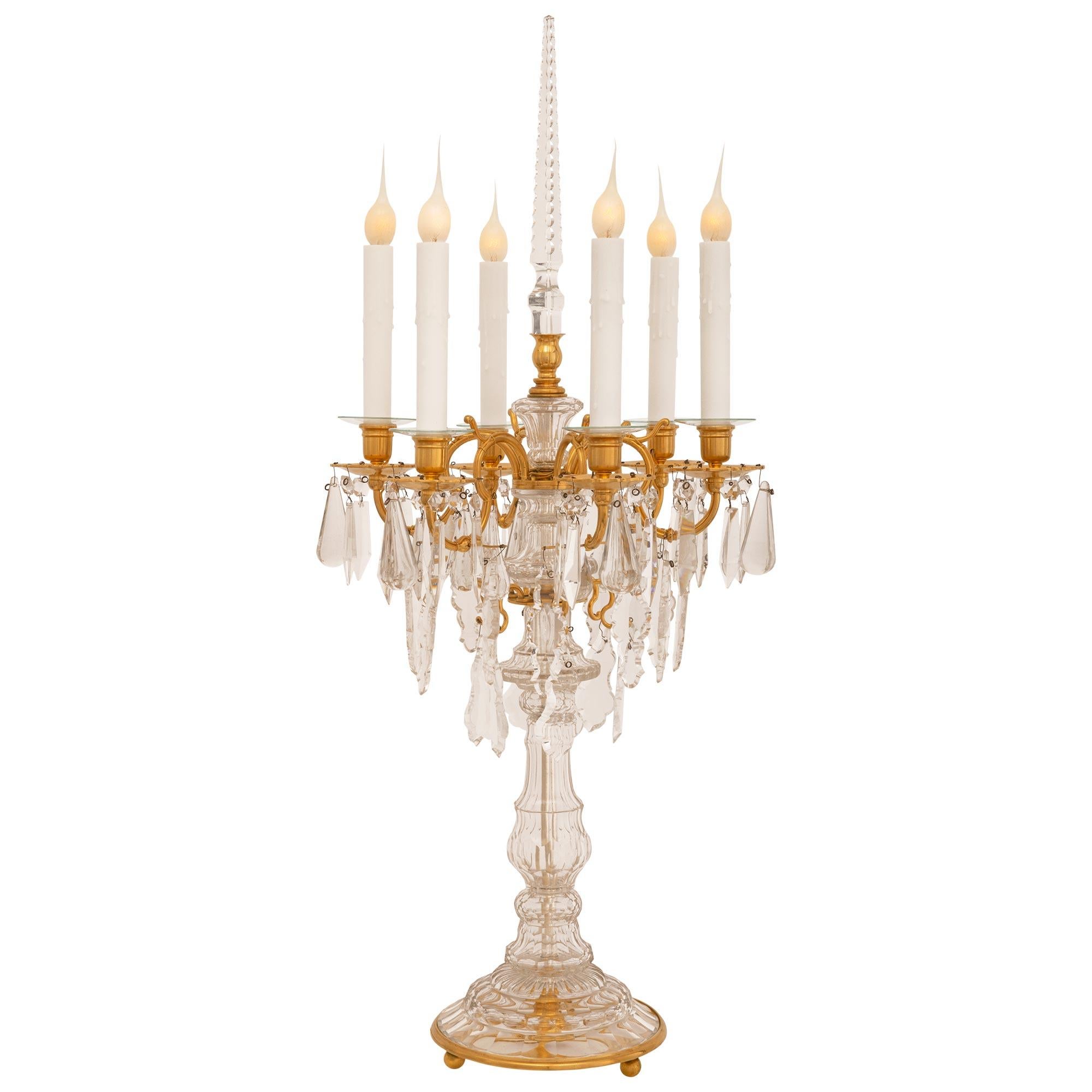 Paire de candélabres de style Louis XVI du 19ème siècle en bronze doré et cristal en vente 2