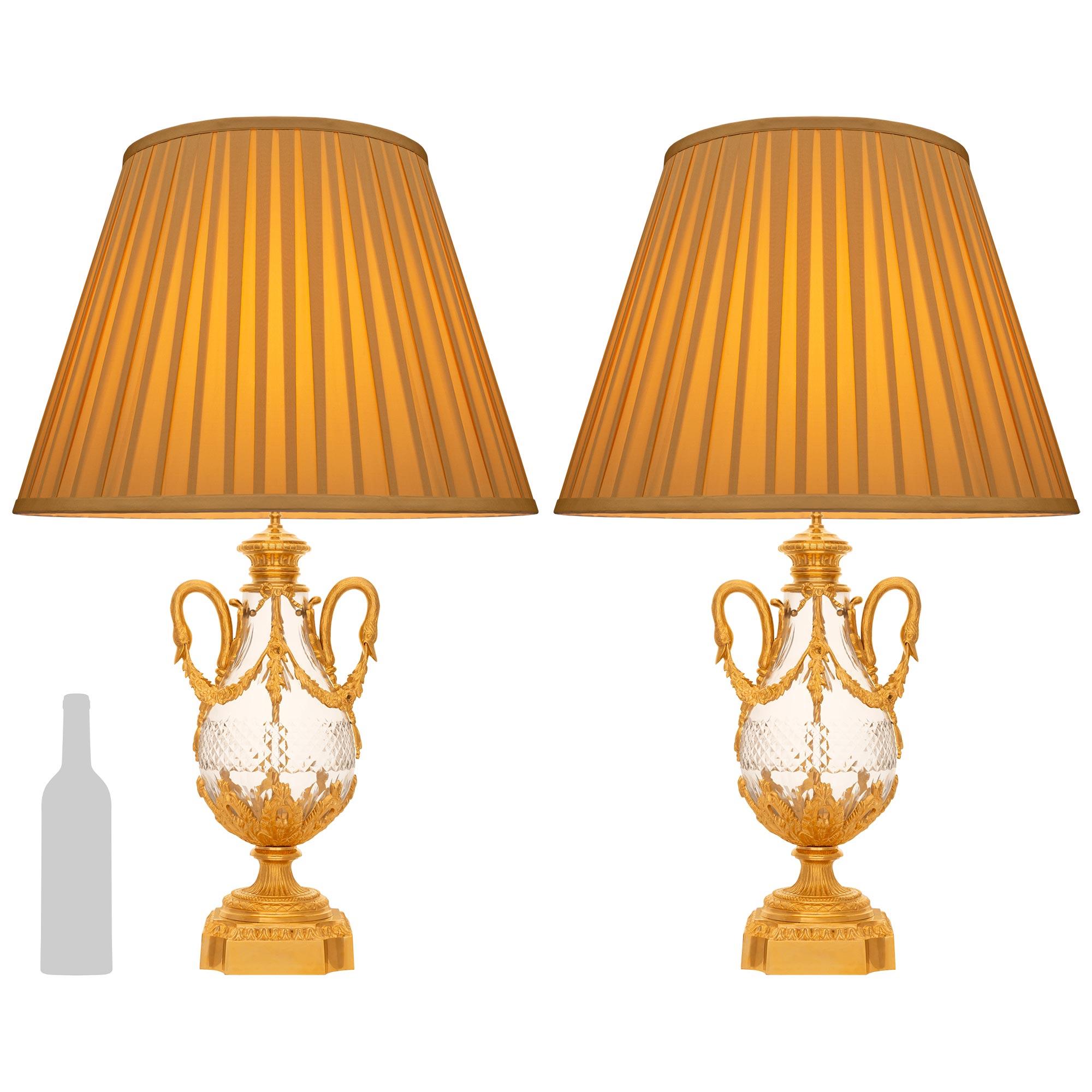 Una splendida coppia di lampade francesi del XIX secolo St. Louis Crystal e Ormolu di altissima qualità. Ogni lampada in cristallo tagliato è sollevata da un'elegante base quadrata in Ormolu con lati concavi e bellissime fasce avvolgenti in Coeur de