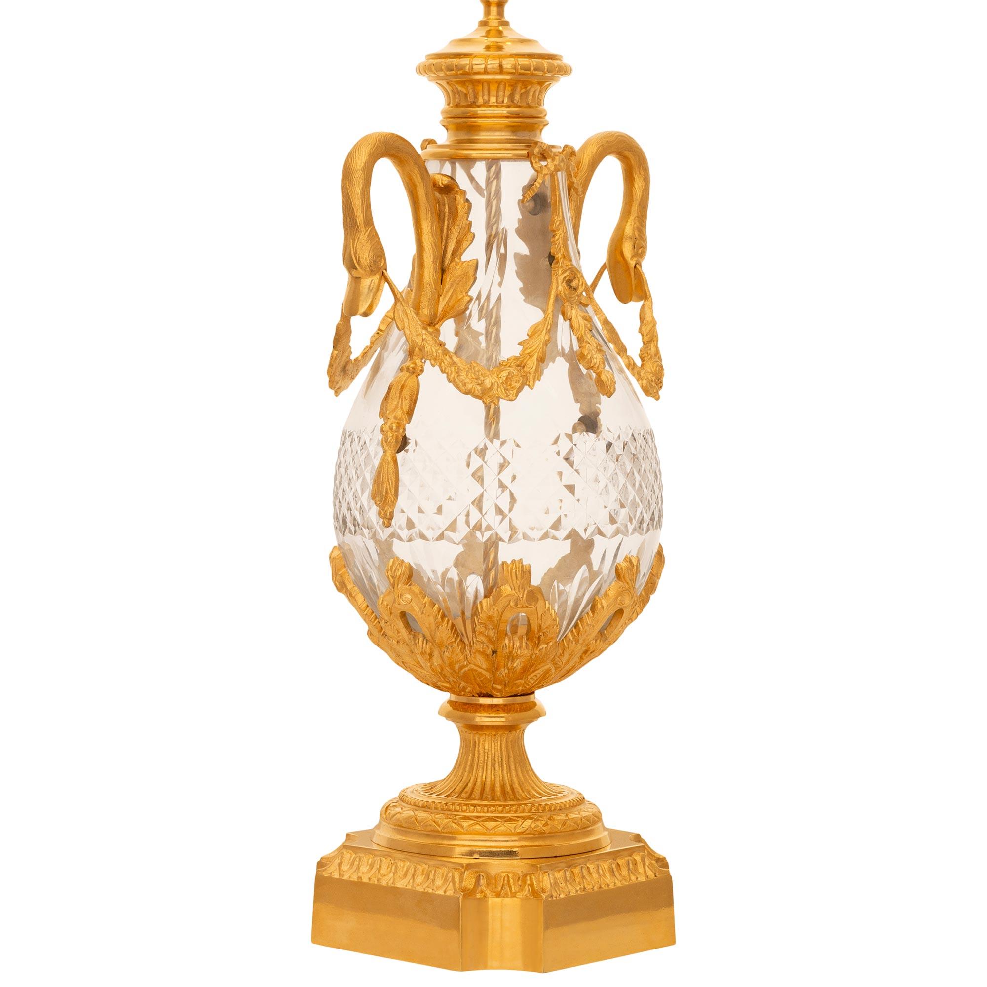 Francese coppia di lampade francesi del XIX secolo in stile Luigi XVI con ormeggio e cristallo in vendita