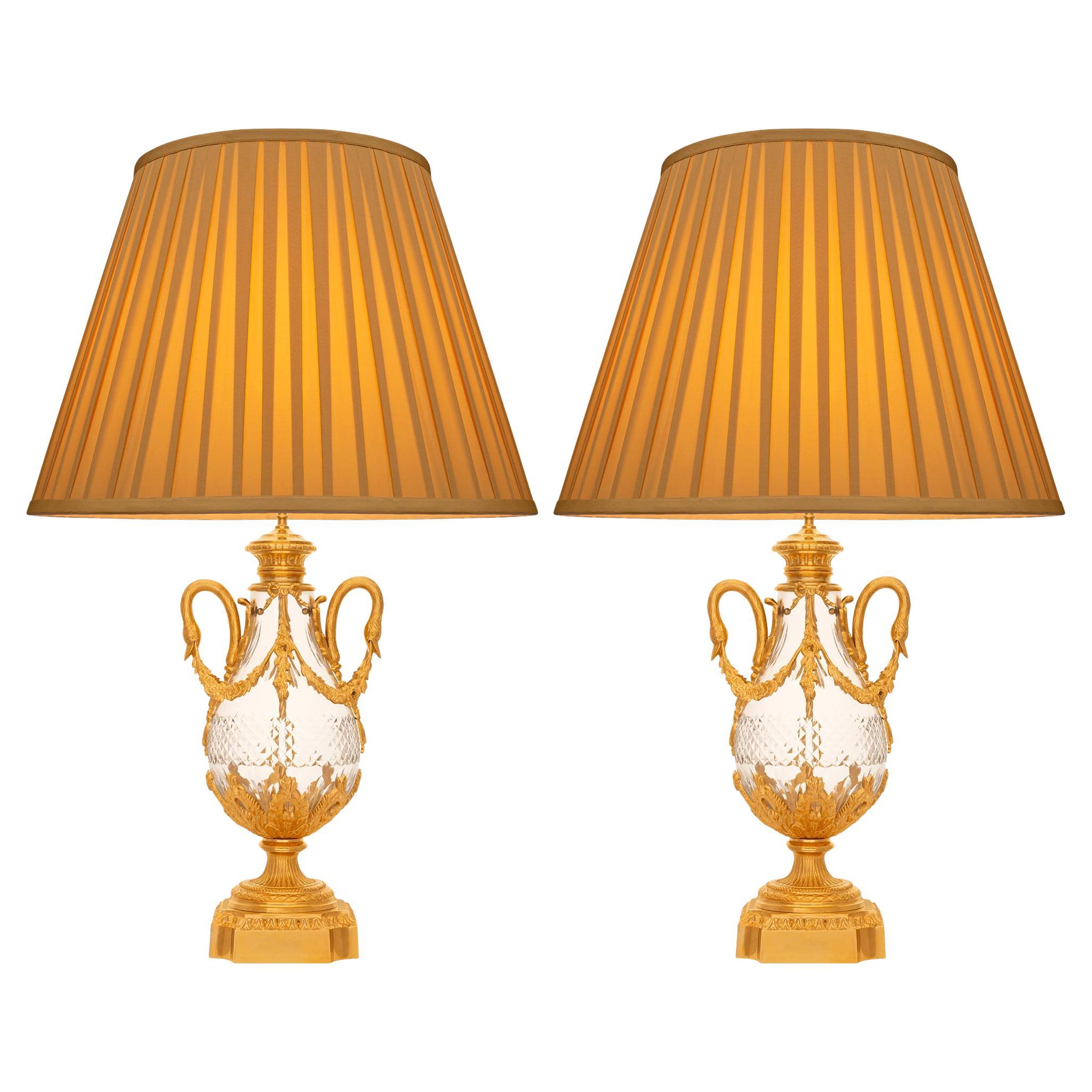 Pareja de lámparas francesas del siglo XIX de Ormolu y Cristal de estilo Luis XVI