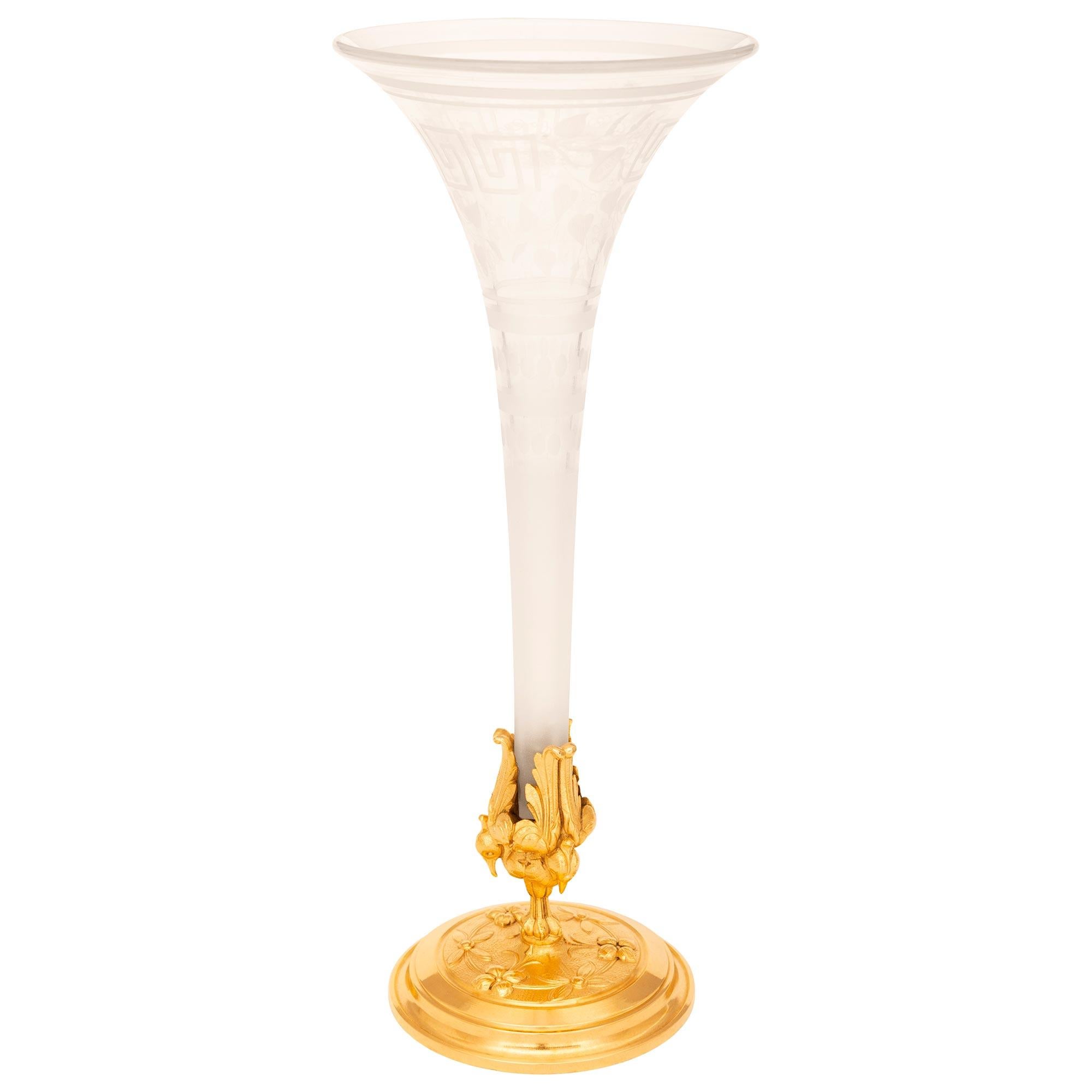 Français Paire de vases en bronze doré et cristal gravé de style Louis XVI du XIXe siècle en vente