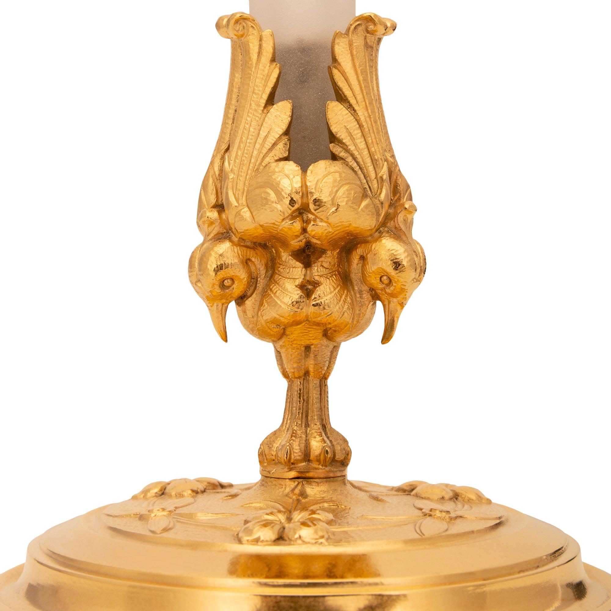 Cristal Paire de vases en bronze doré et cristal gravé de style Louis XVI du XIXe siècle en vente