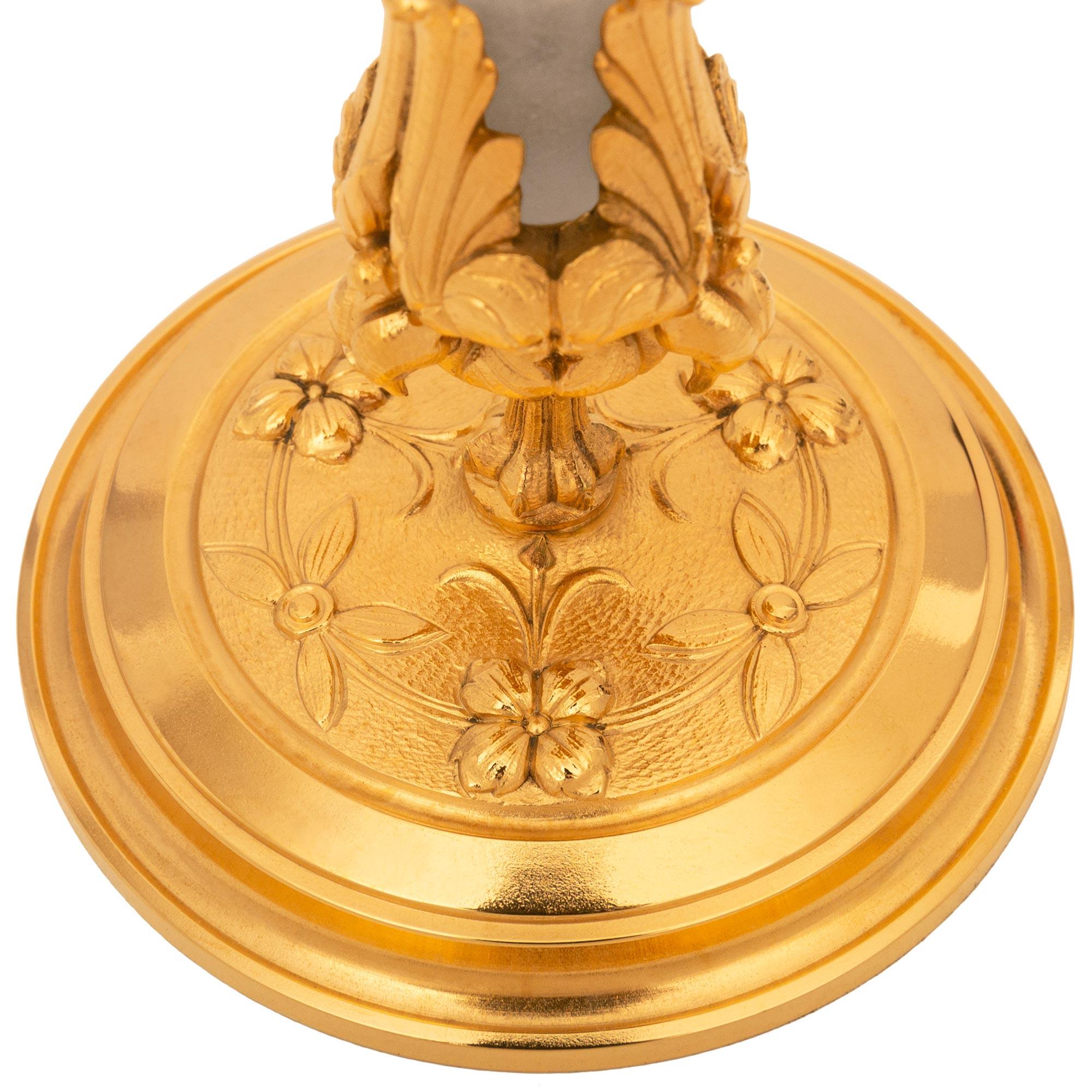 Paire de vases en bronze doré et cristal gravé de style Louis XVI du XIXe siècle en vente 1