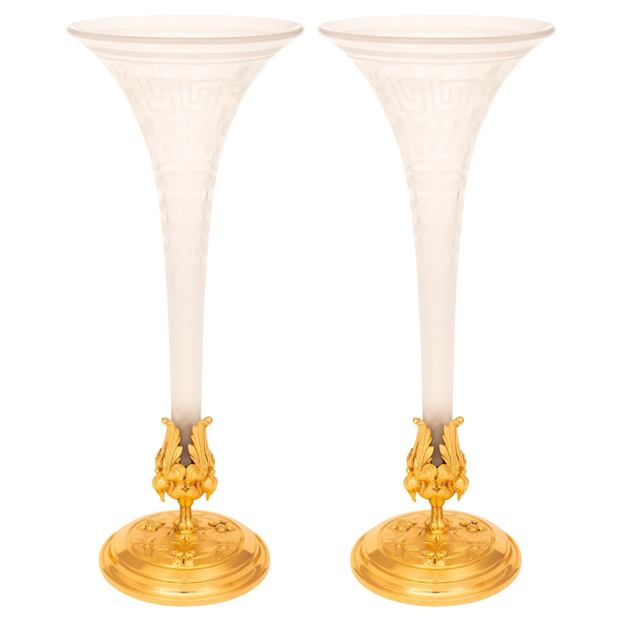 coppia di vasi francesi del XIX secolo St. Louis Crystal con ormolu e cristallo acidato