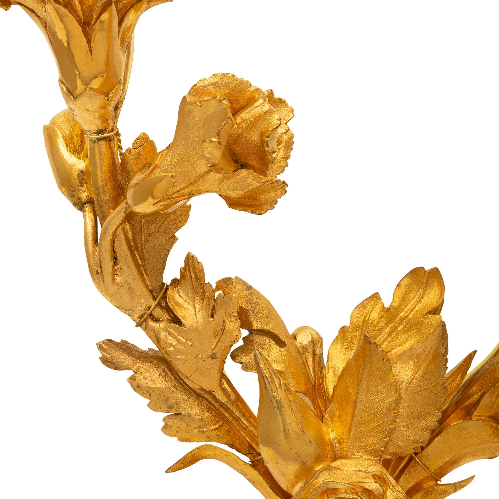 Paar französische Louis-XVI-Kandelaber aus Goldbronze und Obstholz aus dem 19. Jahrhundert (Ebonisiert) im Angebot