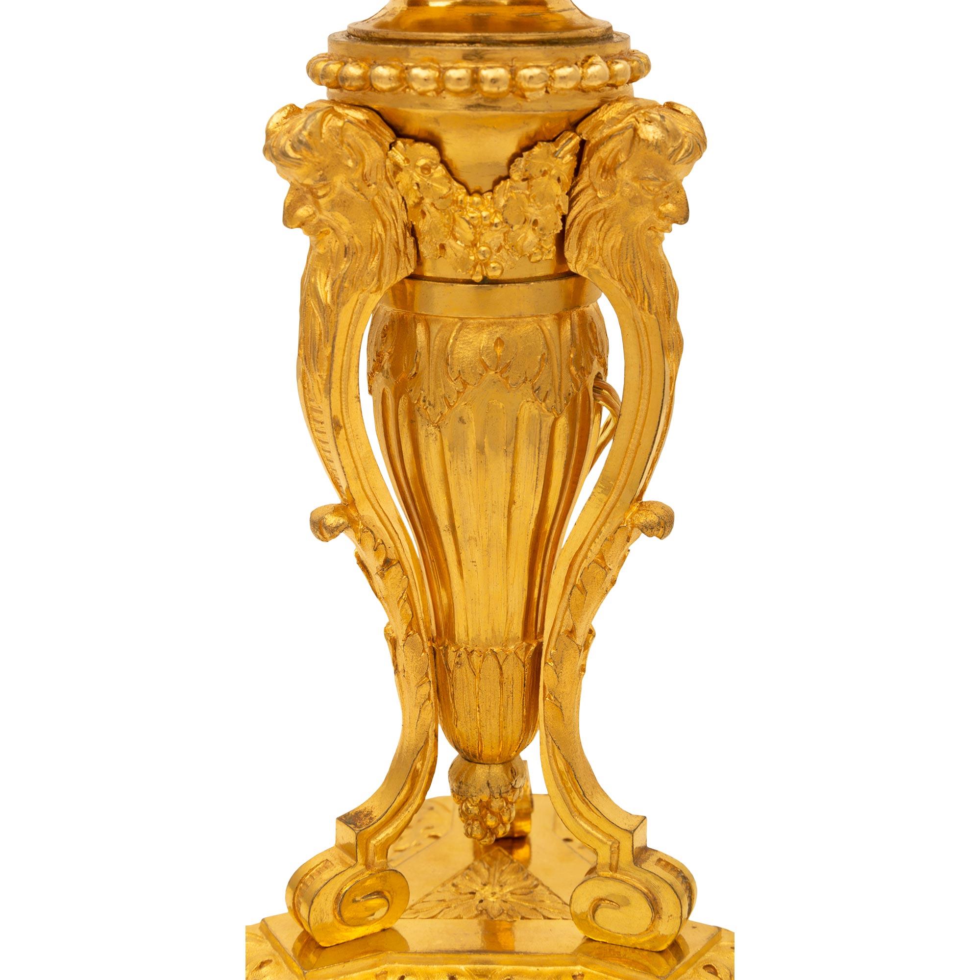 Bronze doré Paire de lampes candélabres Louis XVI du 19ème siècle en ormeau et bois fruitier. en vente