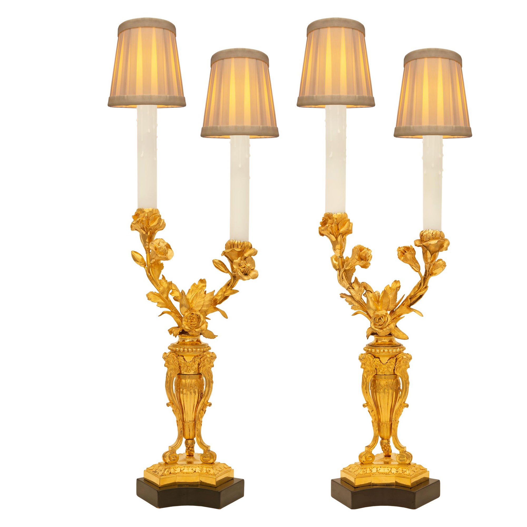Coppia di lampade a candelabro francesi del XIX secolo in stile Luigi XVI con ormolatura e legno di frutto