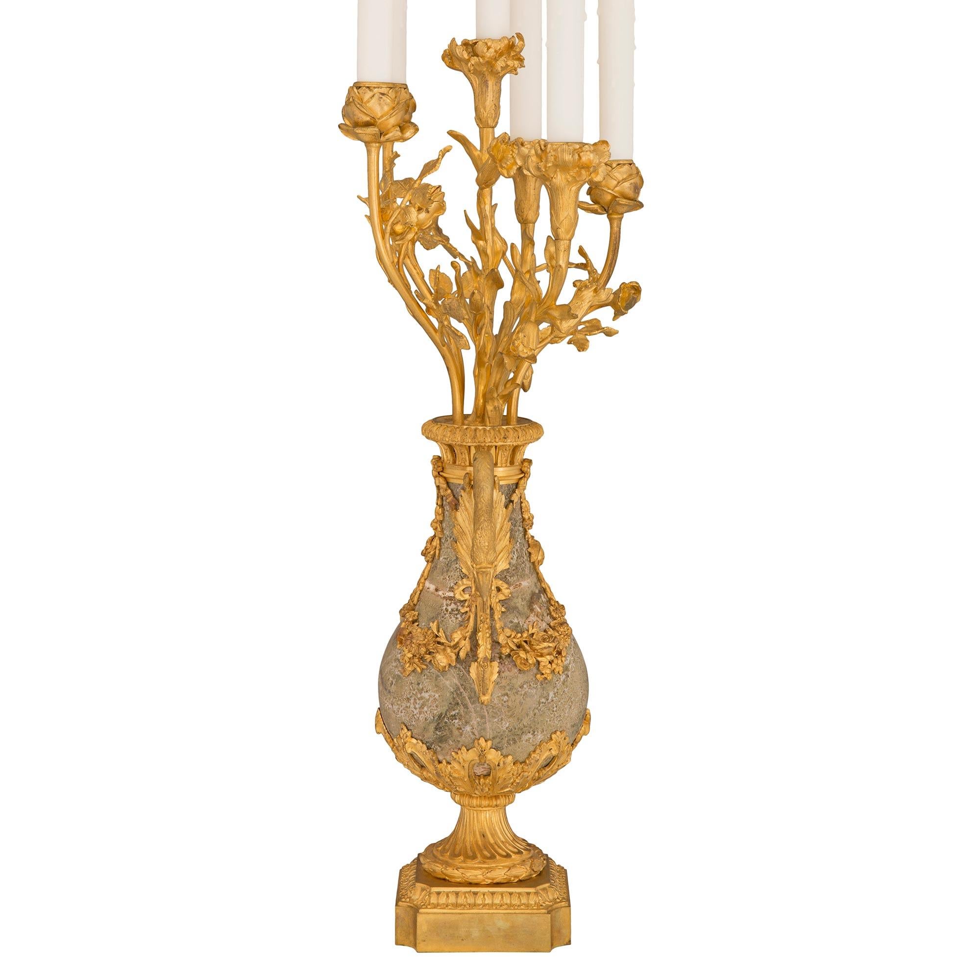 Francese Coppia di lampade a candelabro francesi del XIX secolo in stile Luigi XVI con ormeggio e marmo in vendita
