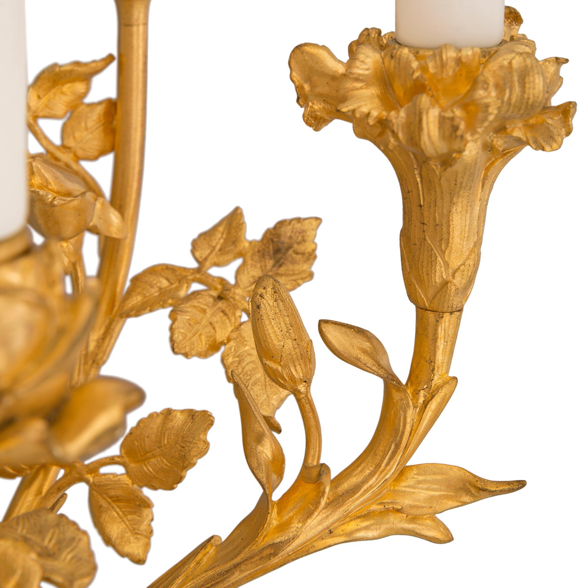 XIXe siècle Paire de candélabres de style Louis XVI du 19ème siècle en bronze doré et marbre en vente
