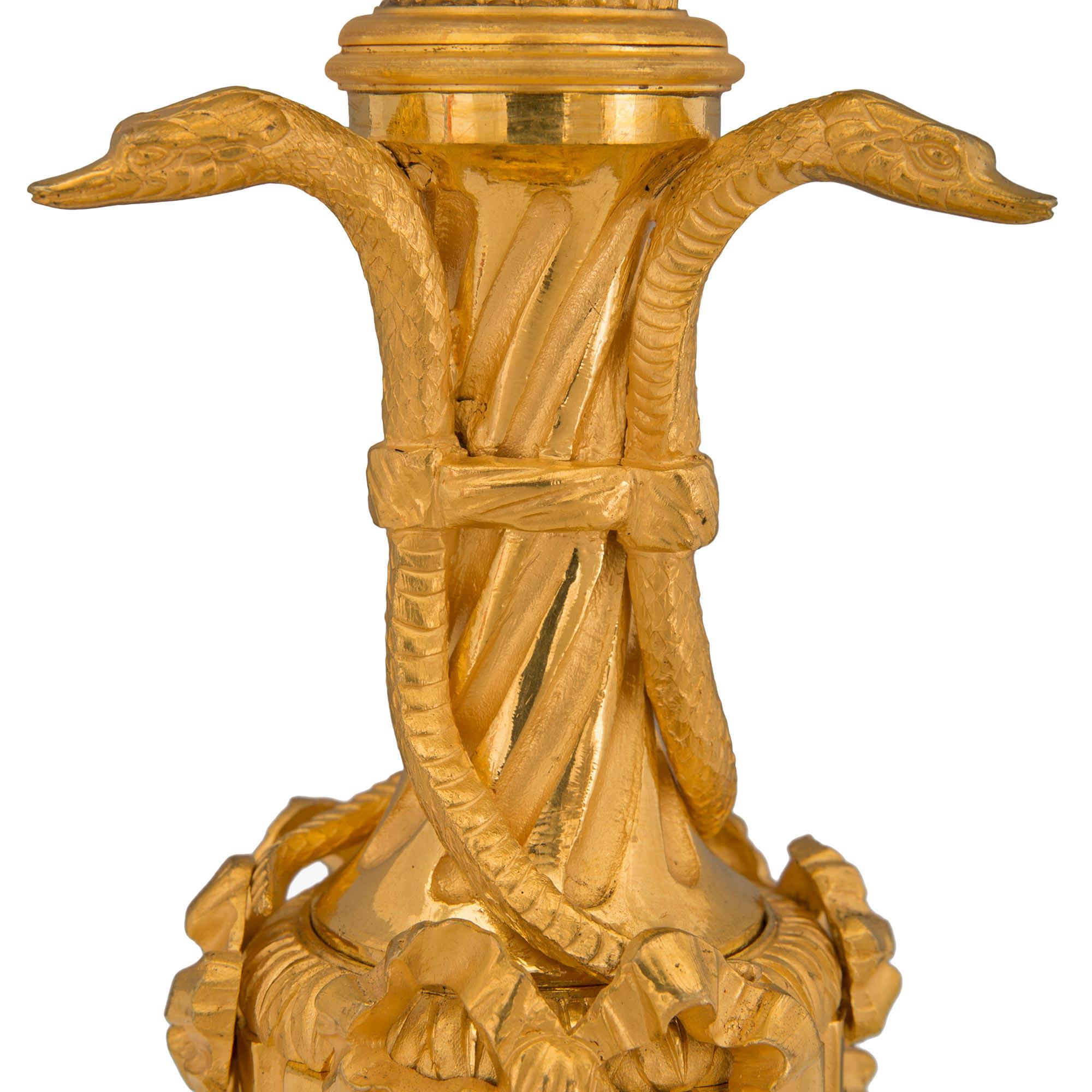 Bronze doré Paire de candélabres de style Louis XVI du 19ème siècle en bronze doré et marbre en vente