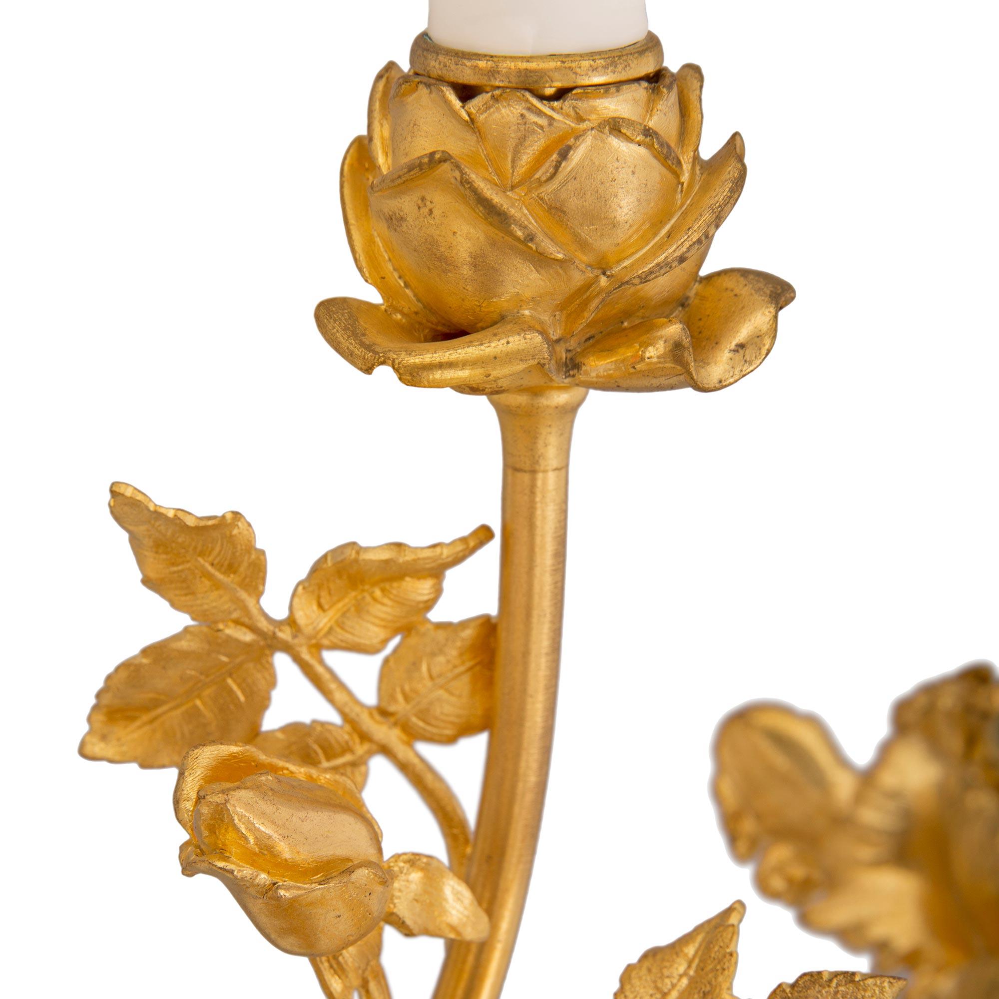 Coppia di lampade a candelabro francesi del XIX secolo in stile Luigi XVI con ormeggio e marmo in vendita 1