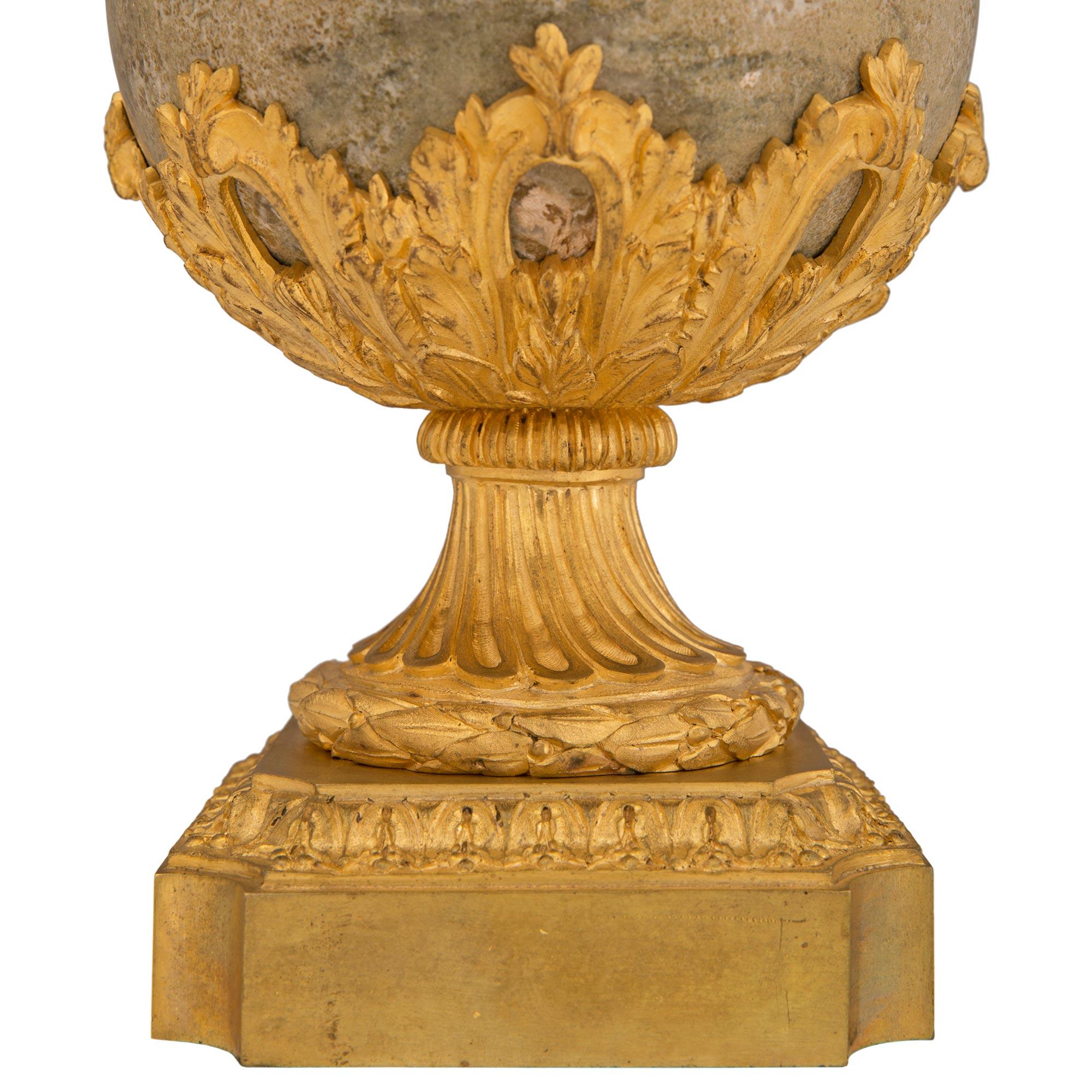Paire de candélabres de style Louis XVI du 19ème siècle en bronze doré et marbre en vente 1