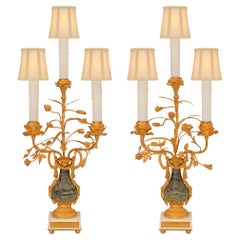 Pareja de lámparas candelabro francesas del siglo XIX de ormolina y mármol de San Luis XVI
