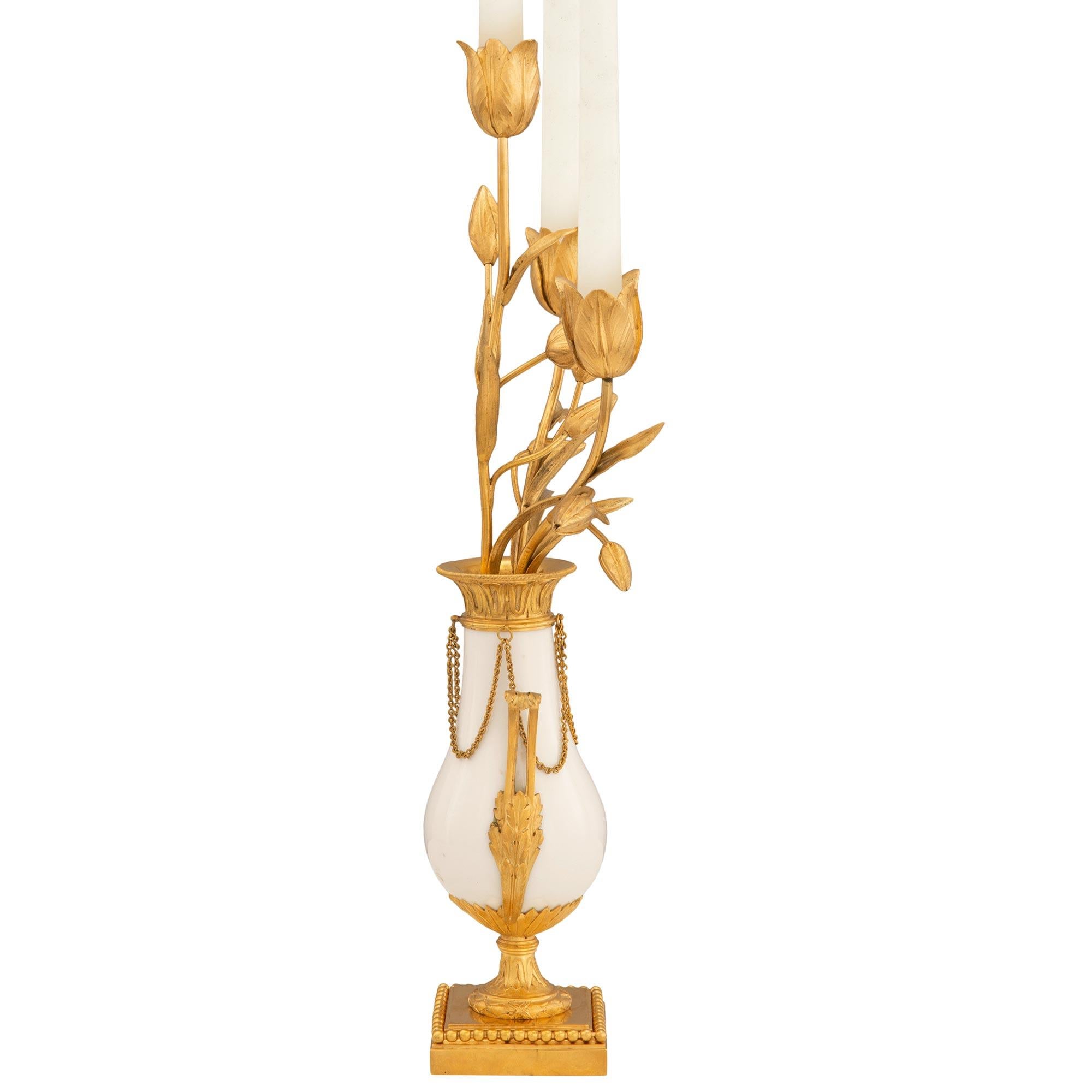 Français Paire de candélabres français du 19ème siècle de style Louis XVI en bronze doré et marbre en vente