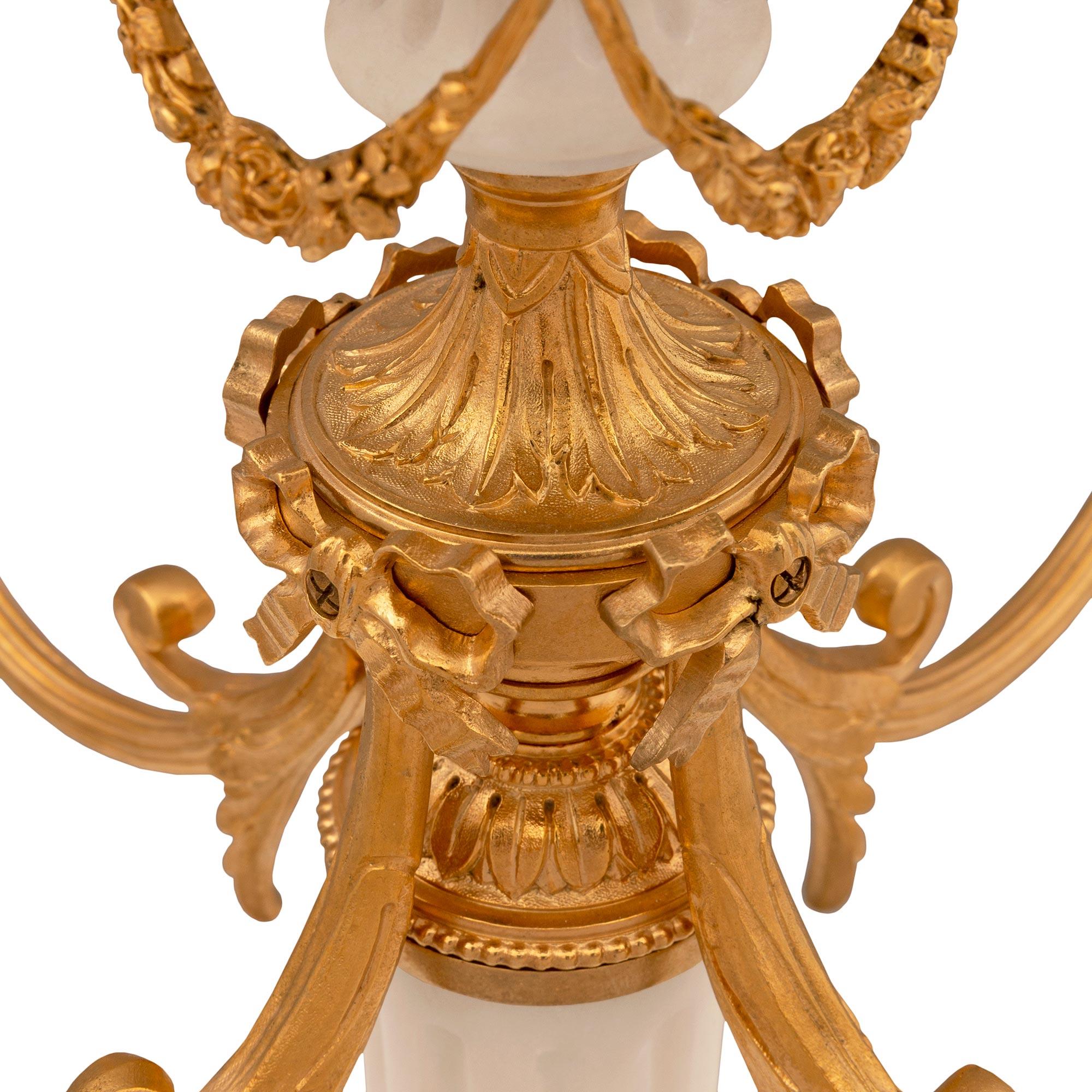 XIXe siècle Paire de candélabres français de style Louis XVI du 19ème siècle en bronze doré et marbre en vente