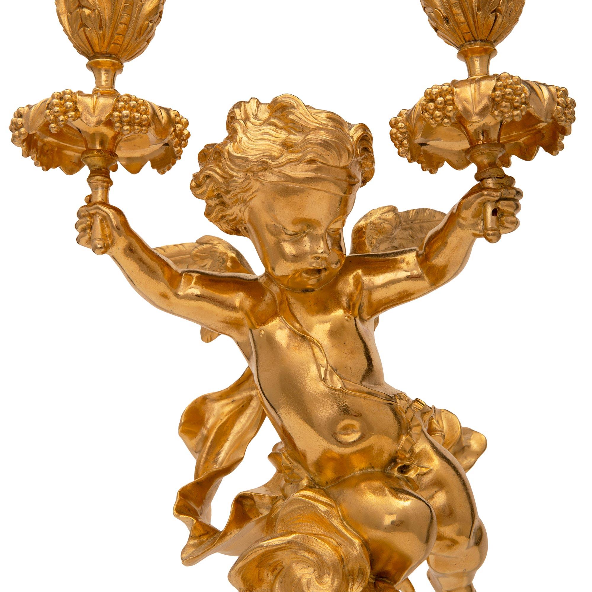 Paar französische Louis-XVI-Kandelaber aus Goldbronze und Marmor aus dem 19. Jahrhundert im Angebot 1