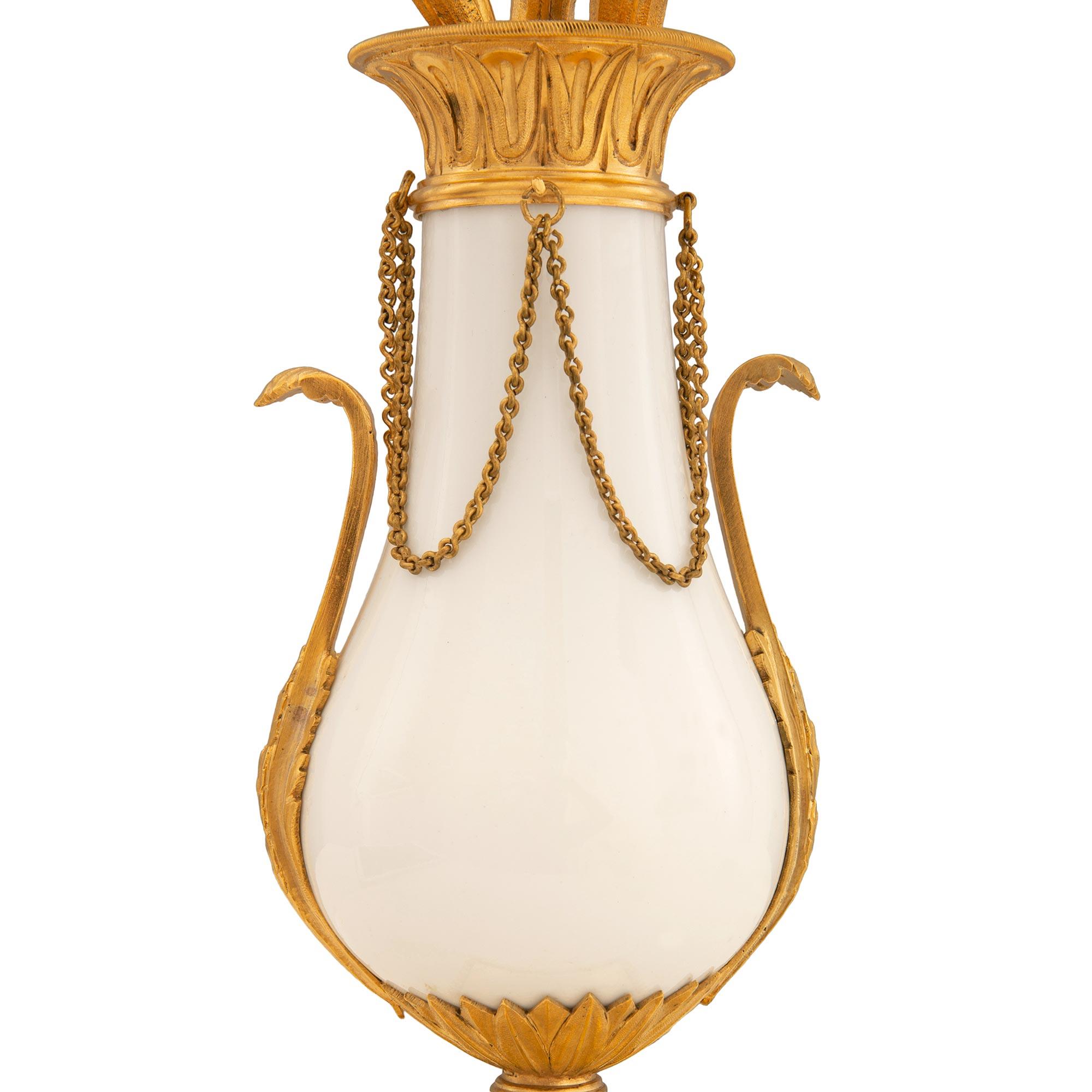 Coppia di candelabri francesi del XIX secolo in stile Luigi XVI con ormolatura e marmo in vendita 1